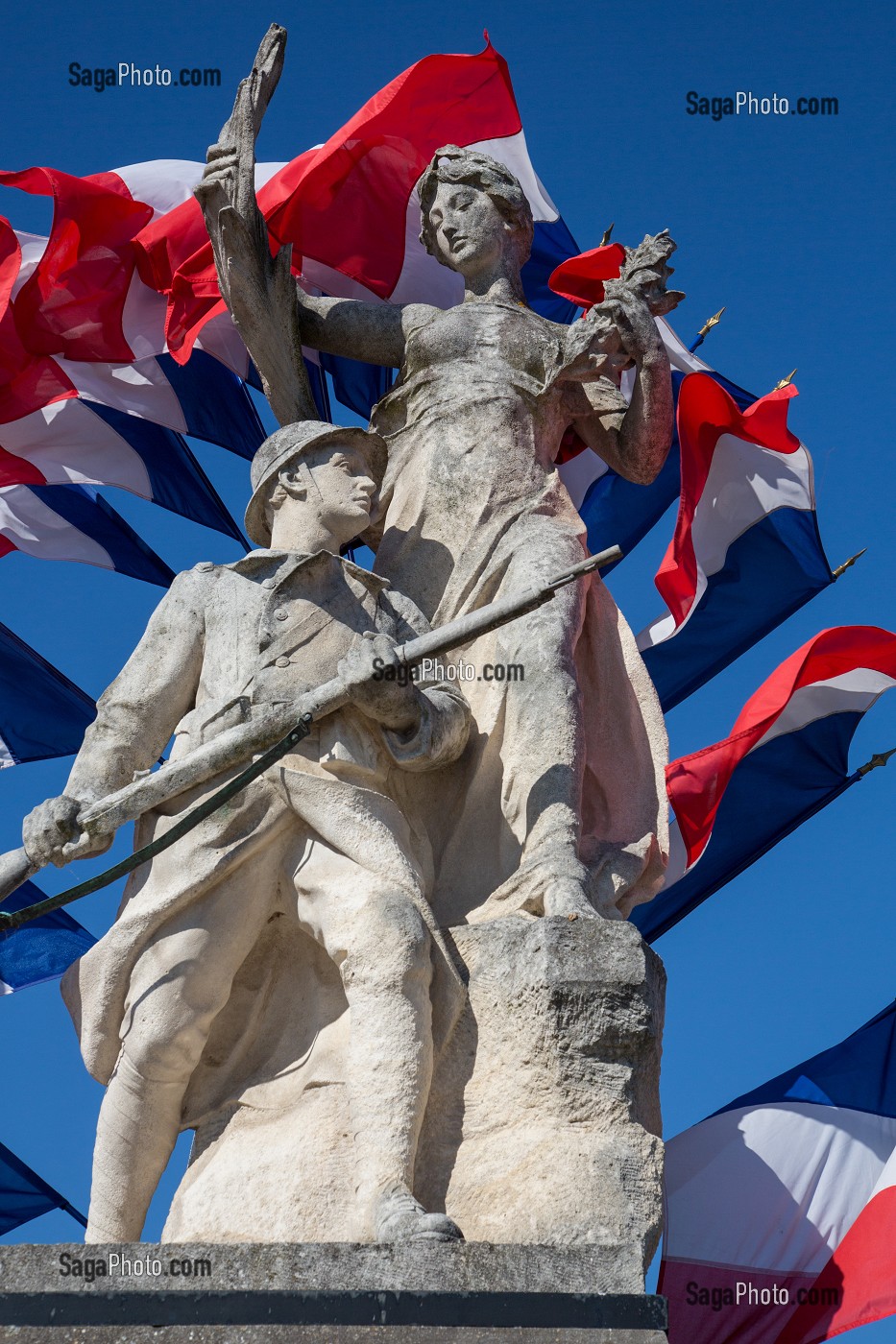 MARIANNE FRANCAISE REMERCIANT LES SOLDATS TOMBES A LA GUERRE 1914-1918, MONUMENT AUX MORTS SOUS UNE MILTITUDE DE DRAPEAUX TRICOLORES, BONNEVAL, EURE-ET-LOI (28), FRANCE 