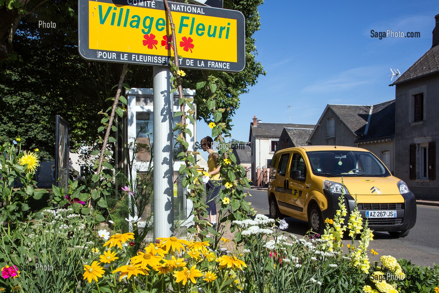 FACTRICE QUI RAMMASSE LE COURRIER DANS LE PETIT VILLAGE DE FAINS-LA-FOLIE, EURE-ET-LOIR (28), FRANCE 