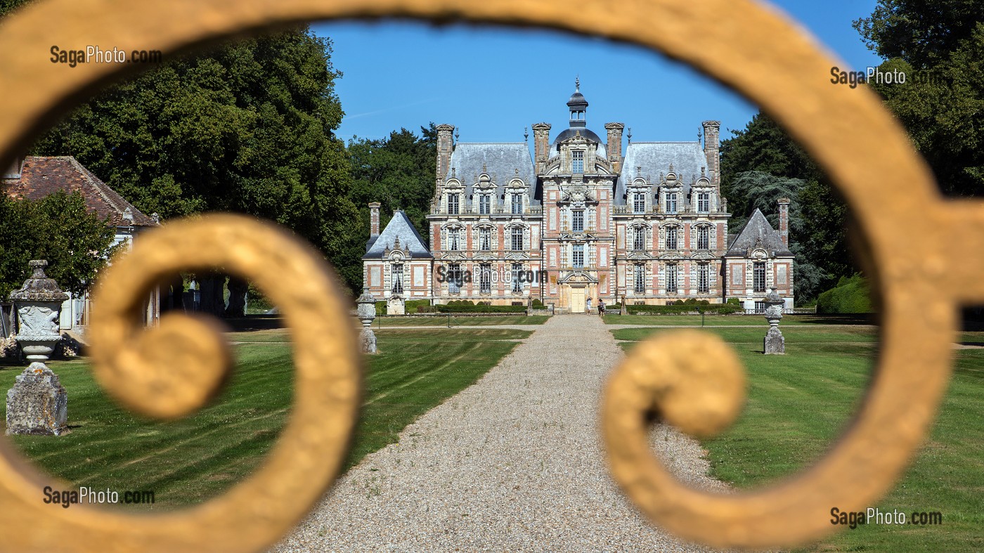 GRILLE DE L'ENTREE DU CHATEAU DE BEAUMESNIL, EURE (27), FRANCE 