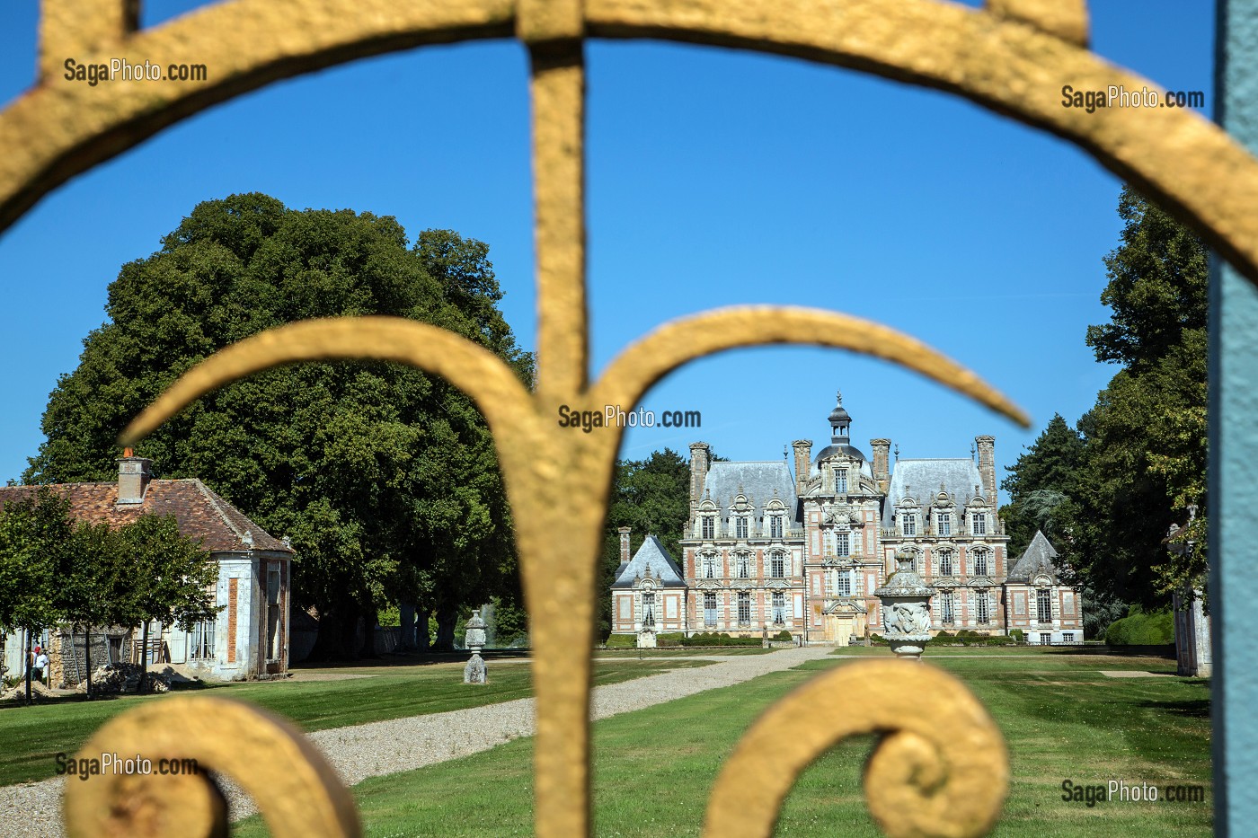 GRILLE DE L'ENTREE DU CHATEAU DE BEAUMESNIL, EURE (27), FRANCE 