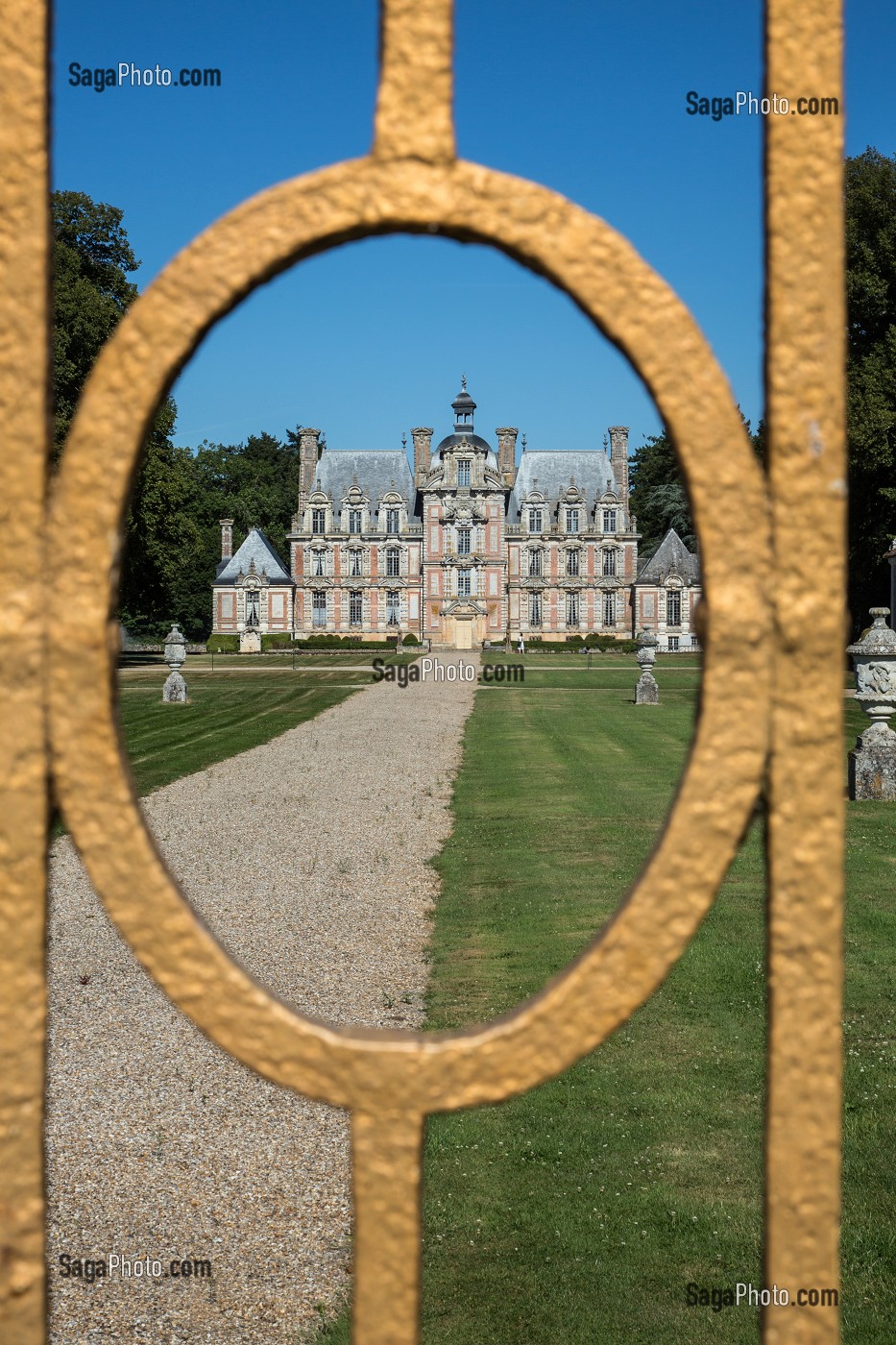 GRILLE DE L'ENTREE DU CHATEAU DE BEAUMESNIL, EURE (27), FRANCE 