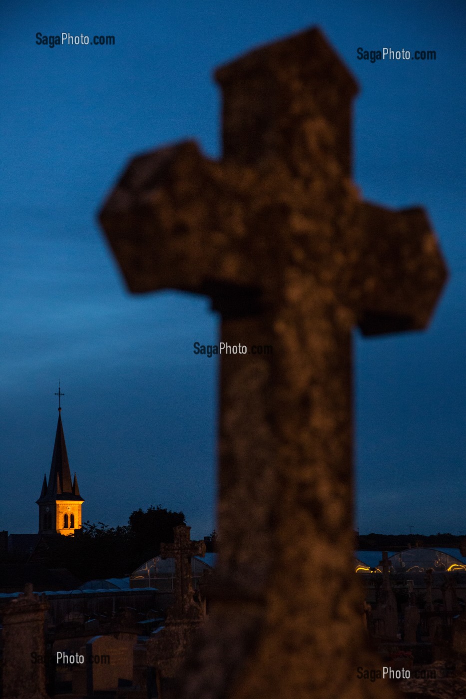 CROIX DU CIMETIERE ET EGLISE DE BOURTH, EURE (27), FRANCE 