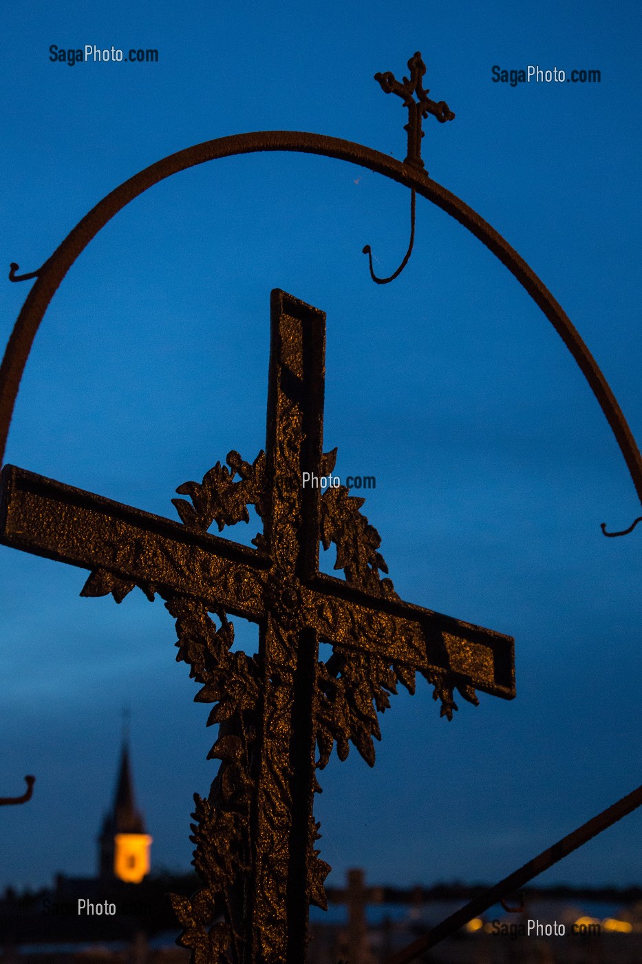 CROIX DU CIMETIERE ET EGLISE DE BOURTH, EURE (27), FRANCE 