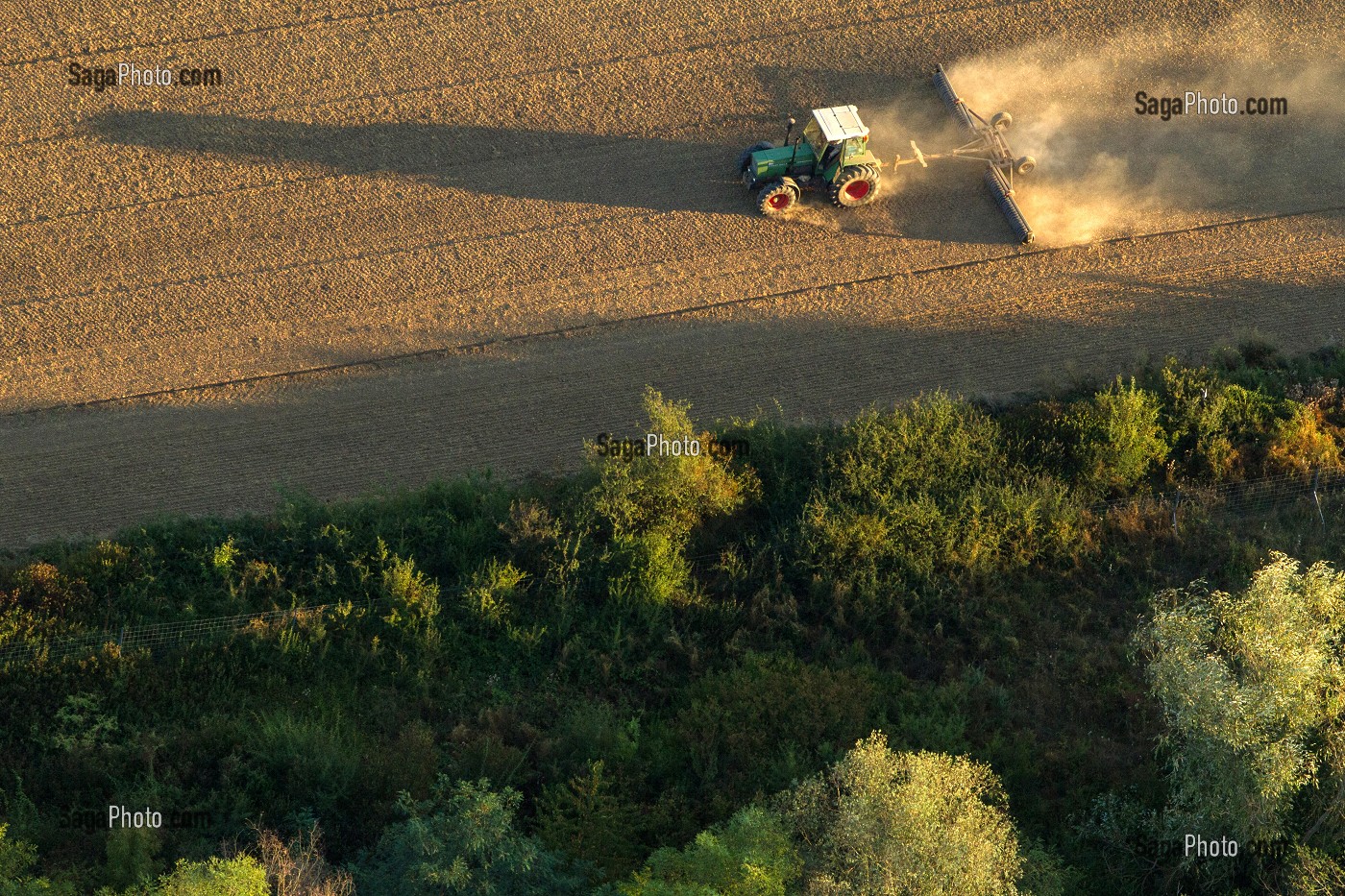 VUE AERIENNE D'UN TRACTEUR DANS UN CHAMP DE LABOUR, EURE-ET-LOIR (28), FRANCE 
