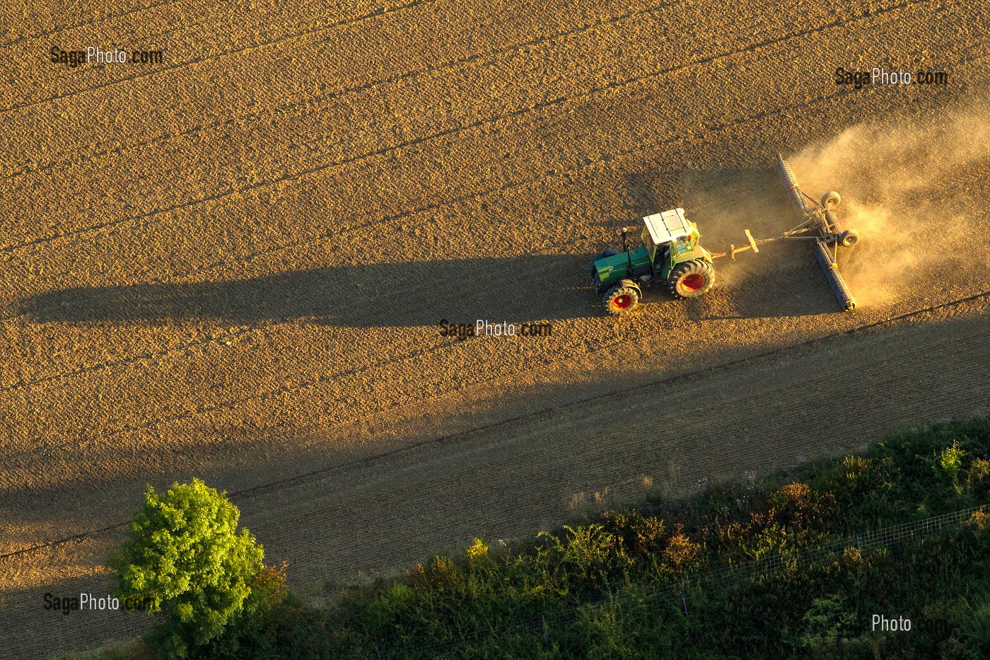 VUE AERIENNE D'UN TRACTEUR DANS UN CHAMP DE LABOUR, EURE-ET-LOIR (28), FRANCE 