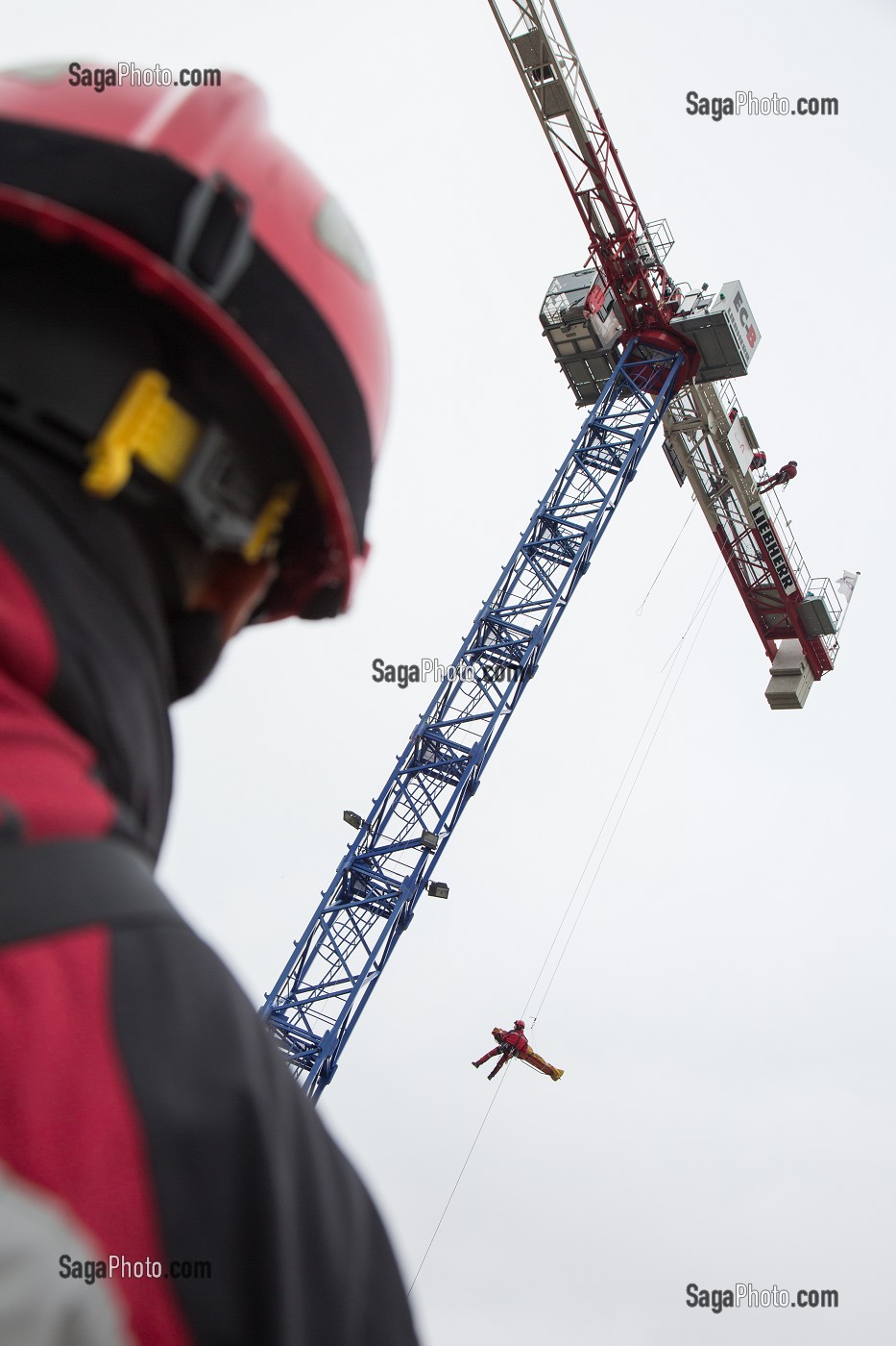 EXERCICE DE SAUVETAGE D'UNE VICTIME SUR UN CHANTIER, EVACUATION D'UN GRUTIER PAR LE GRIMP DE L'ESSONNE, HELITREUILLAGE, ARPAJON, FRANCE 