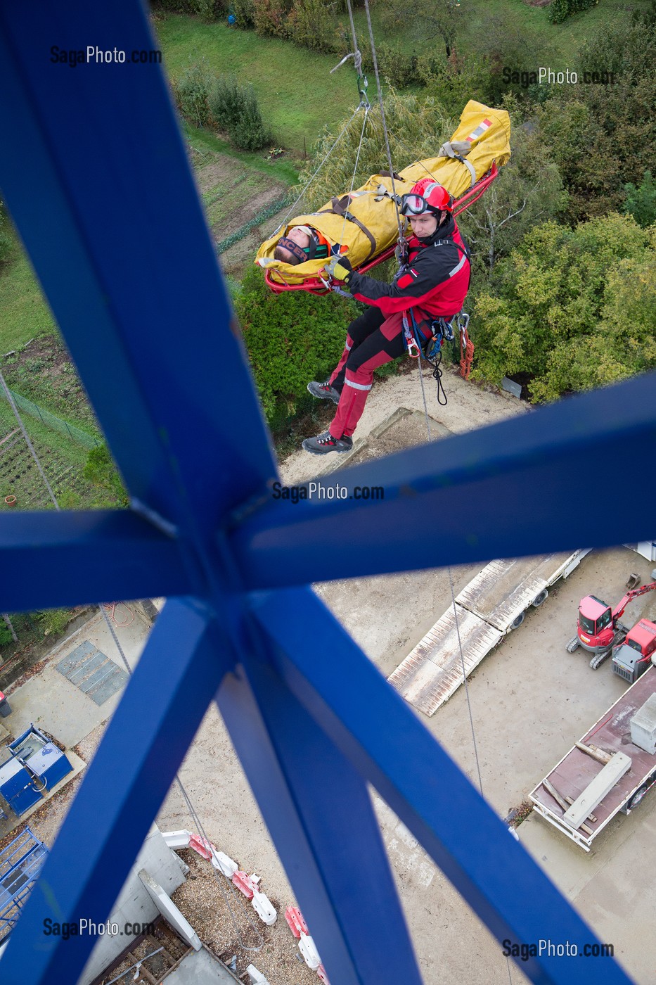 EXERCICE DE SAUVETAGE D'UNE VICTIME SUR UN CHANTIER, EVACUATION D'UN GRUTIER PAR LE GRIMP DE L'ESSONNE, HELITREUILLAGE, ARPAJON, FRANCE 