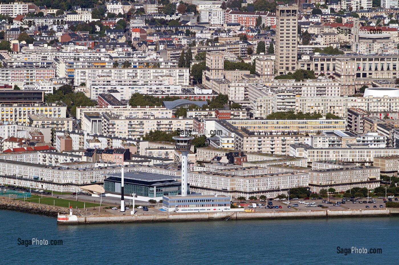 MUSEE D'ART MODERNE ANDRE MALRAUX ET CAPITAINERIE A L'ENTREE DU PORT DEVANT L'ARCHITECTURE D'AUGUSTE PERRET, LE HAVRE, SEINE-MARITIME (76), FRANCE 