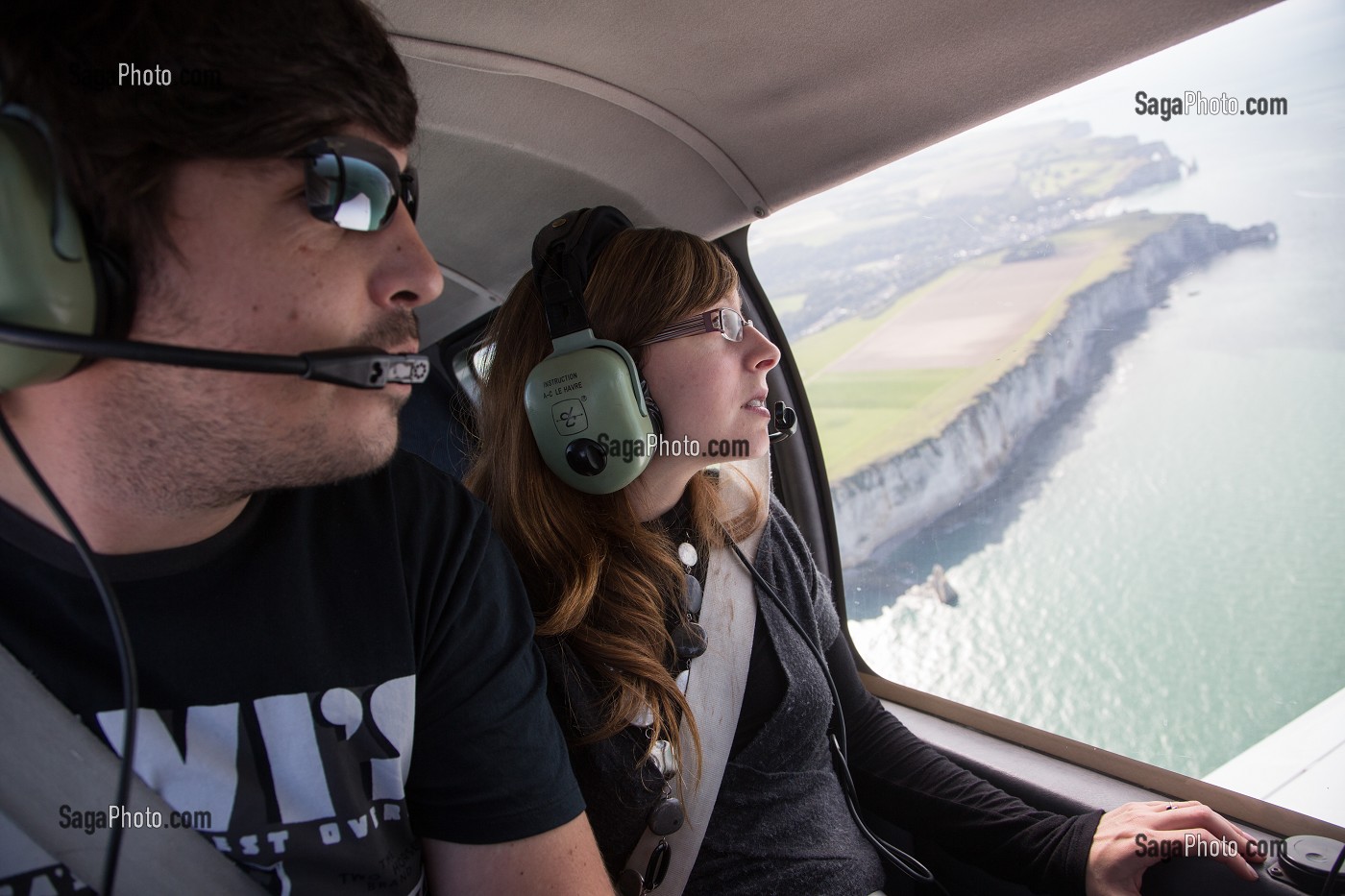 COUPLE EN VOL EN AVION AU-DESSUS DE LA COTE D'ALBATRE ET DU GOLFE D'ETRETAT, SEINE-MARITIME (76), FRANCE 