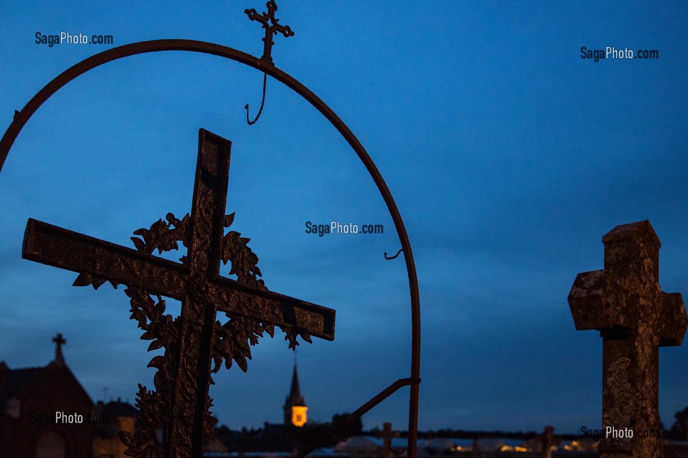 CROIX DU CIMETIERE ET EGLISE DE BOURTH, EURE (27), FRANCE 