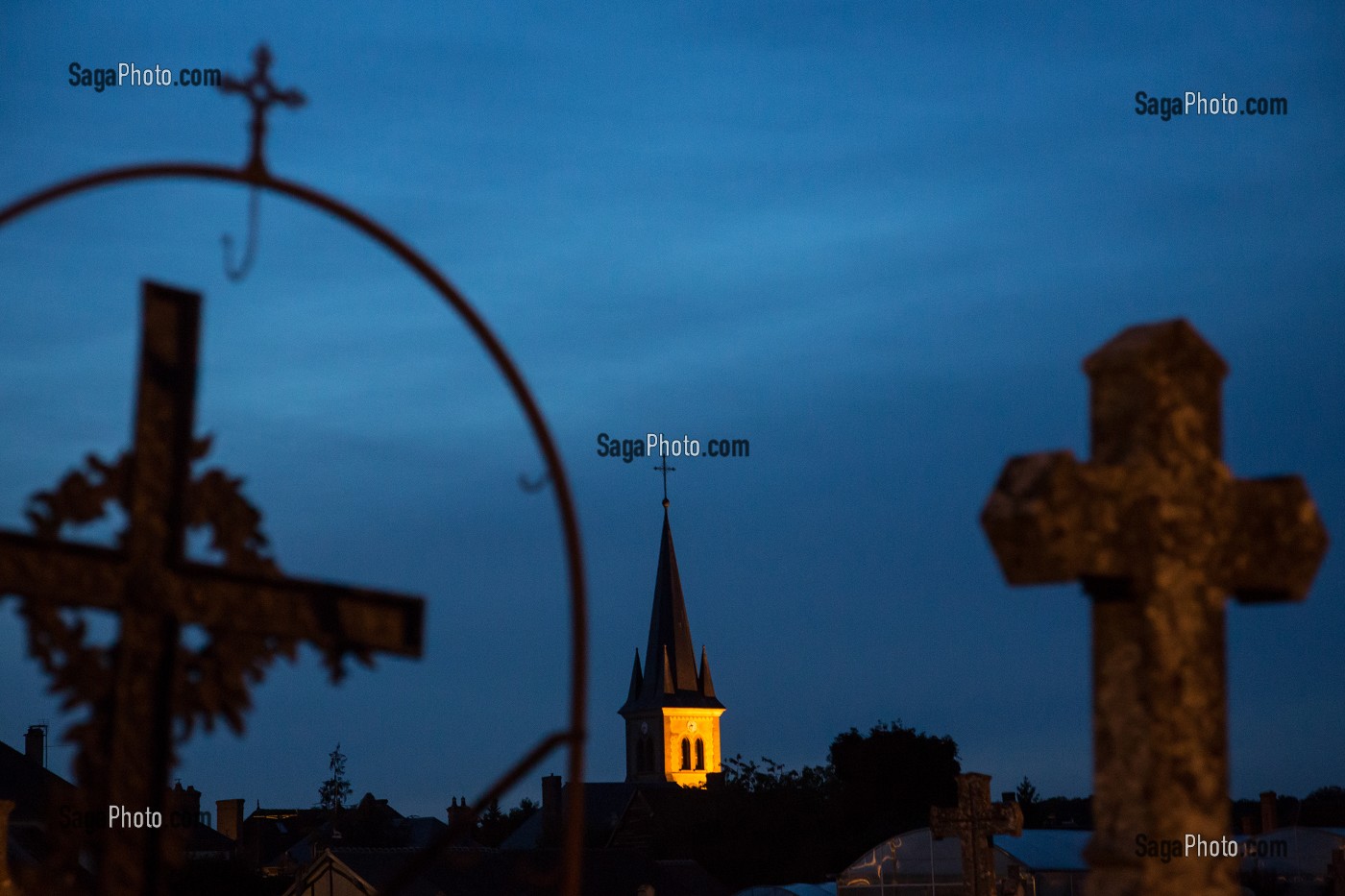 CROIX DU CIMETIERE ET EGLISE DE BOURTH, EURE (27), FRANCE 