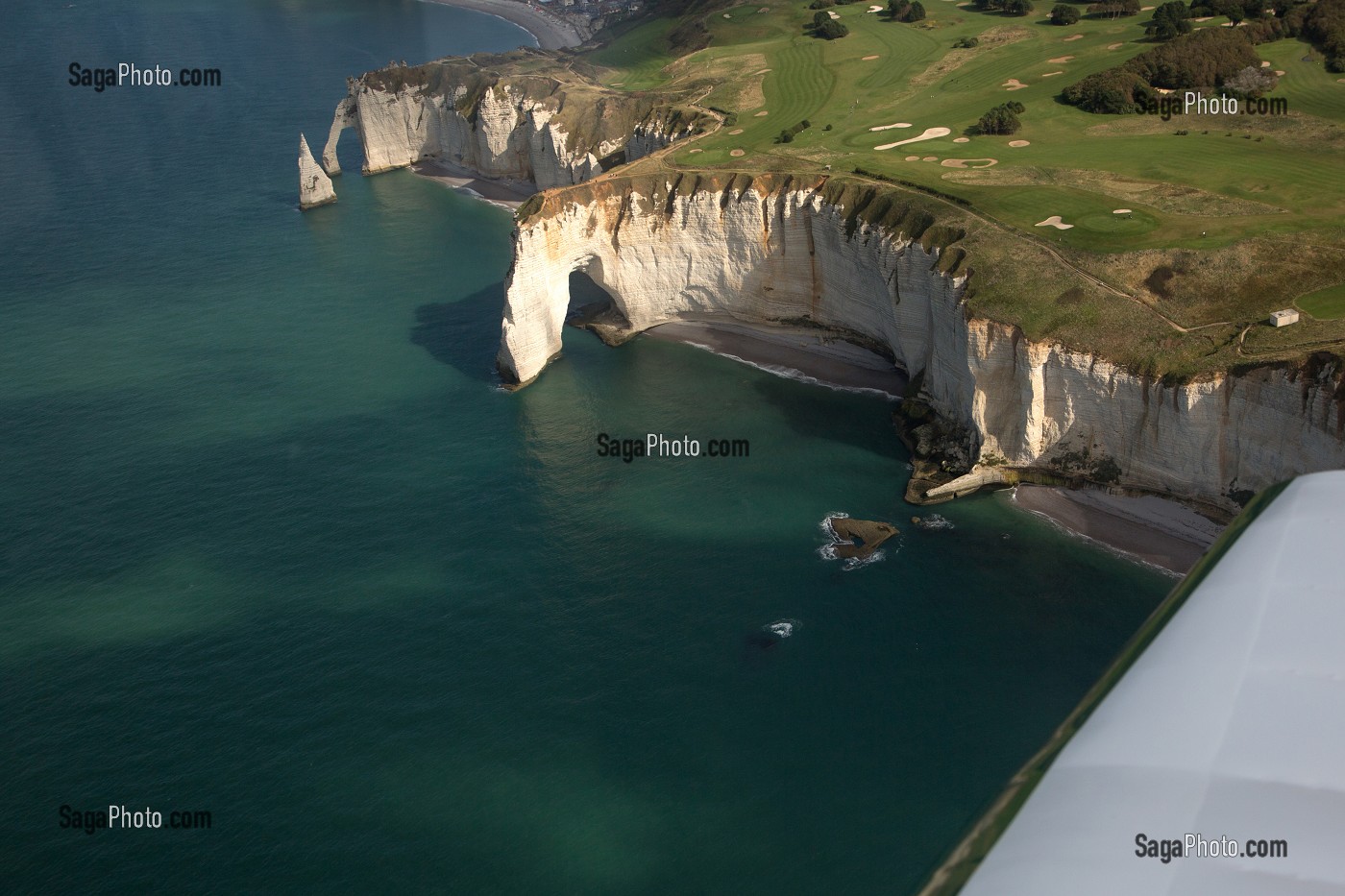 VUE AERIENNE DE LA COTE D'ALBATRE ET DES FALAISES D'ETRETAT, SEINE-MARITIME (76), FRANCE 