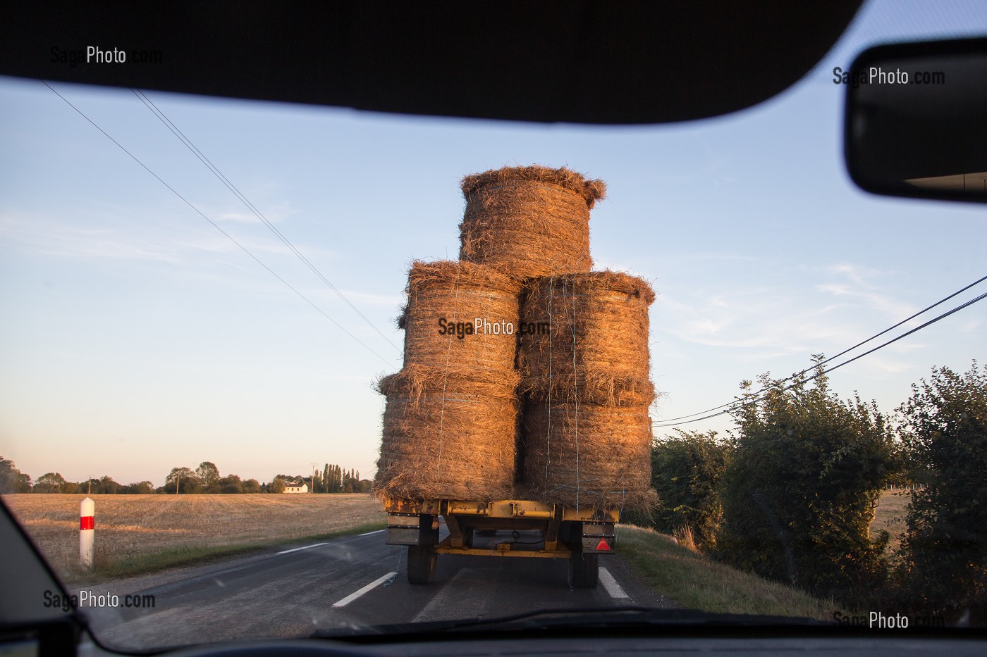 TRACTEUR TRANSPORTANT DU FOIN SUR UNE ROUTE DEPARTEMENTALE DE L'EURE (27), FRANCE 
