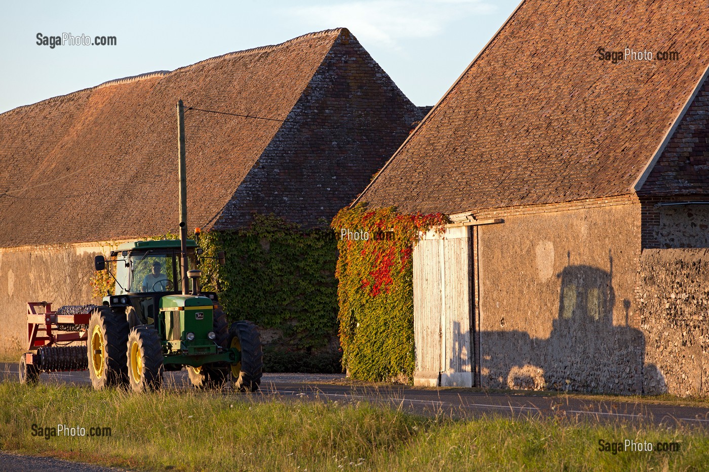 TRACTEUR QUI RENTRE DES LABOURS EN FIN DE JOURNEE DEVANT LA FERME, FONTAINE-SIMON, EURE-ET-LOIR (28), FRANCE 
