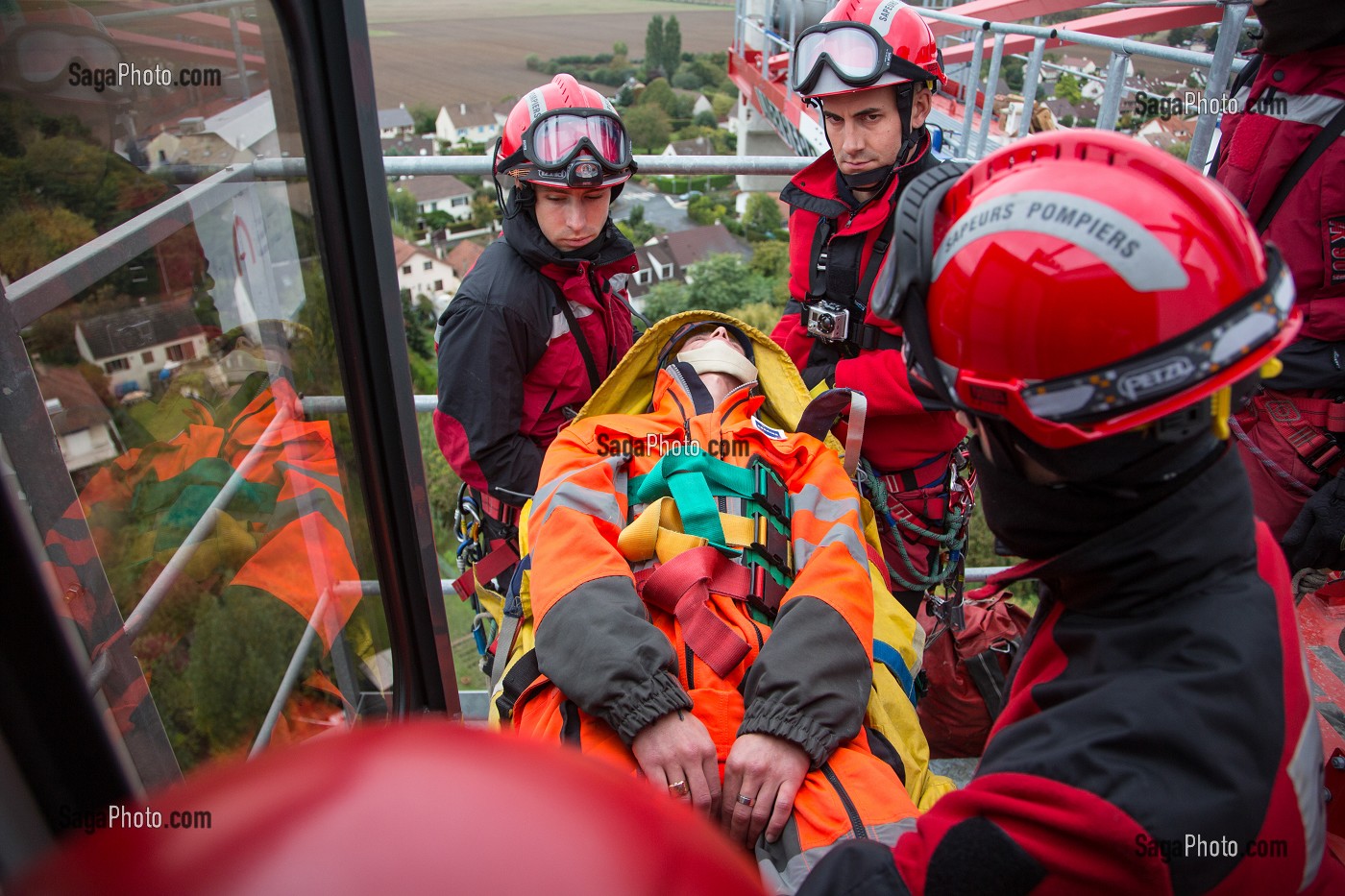 EXERCICE DE SAUVETAGE D'UNE VICTIME SUR UN CHANTIER, EVACUATION D'UN GRUTIER PAR LE GRIMP DE L'ESSONNE, ARPAJON, FRANCE 