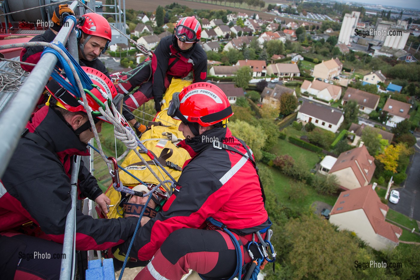 EXERCICE DE SAUVETAGE D'UNE VICTIME SUR UN CHANTIER, EVACUATION D'UN GRUTIER PAR LE GRIMP DE L'ESSONNE, PREPARATION A L'HELITREUILLAGE, ARPAJON, FRANCE 