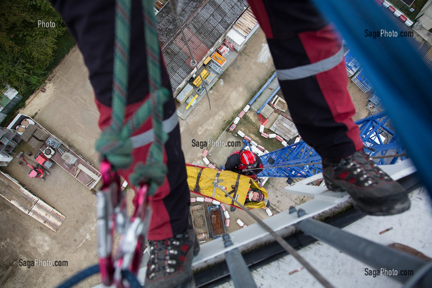 EXERCICE DE SAUVETAGE D'UNE VICTIME SUR UN CHANTIER, EVACUATION D'UN GRUTIER PAR LE GRIMP DE L'ESSONNE, HELITREUILLAGE, ARPAJON, FRANCE 