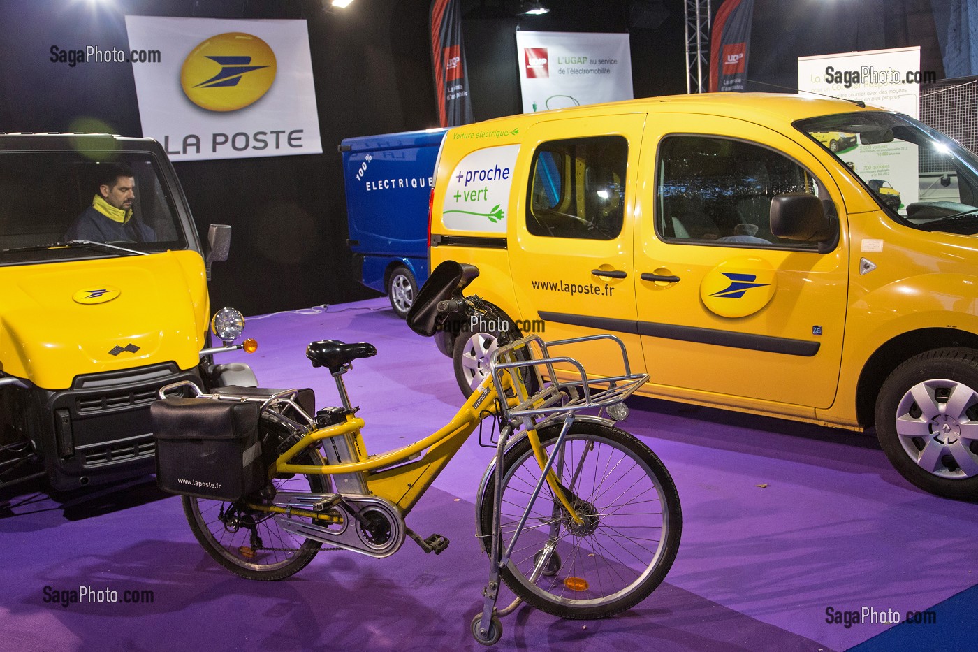 PRESENTATION DES VEHICULE ELECTRIQUES, STAND DE LA POSTE, SALON DES MAIRES ET DES COLLECTIVITES LOCALES 2012, PORTE DE VERSAILLES, PARIS (75), FRANCE 