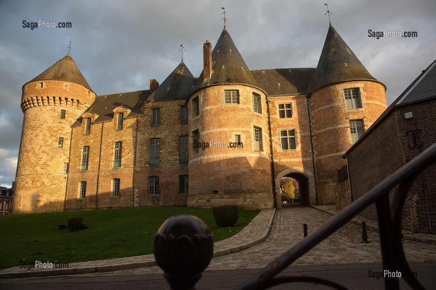 CHATEAU DE GACE, EDIFICE MILITAIRE DU 12EME SIECLE EN PIERRE ET BRIQUES ROUGES TRANSFORME EN DEMEURE SEIGNEURIALE, GACE, ORNE (61), FRANCE 