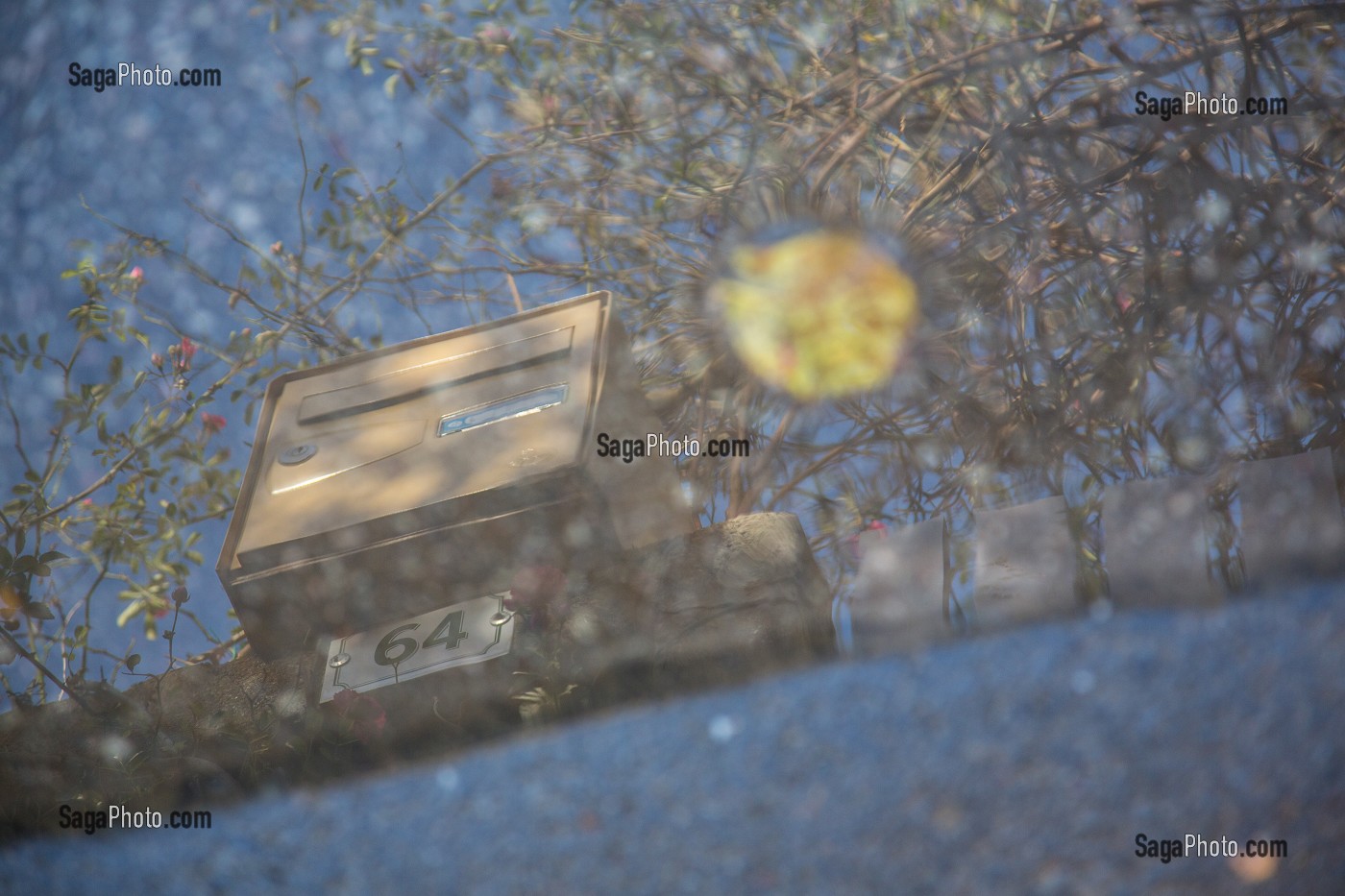 REFLET D'UNE BOITE AUX LETTRES DANS UNE FLAQUE D'EAU, MANCHE (50), FRANCE 