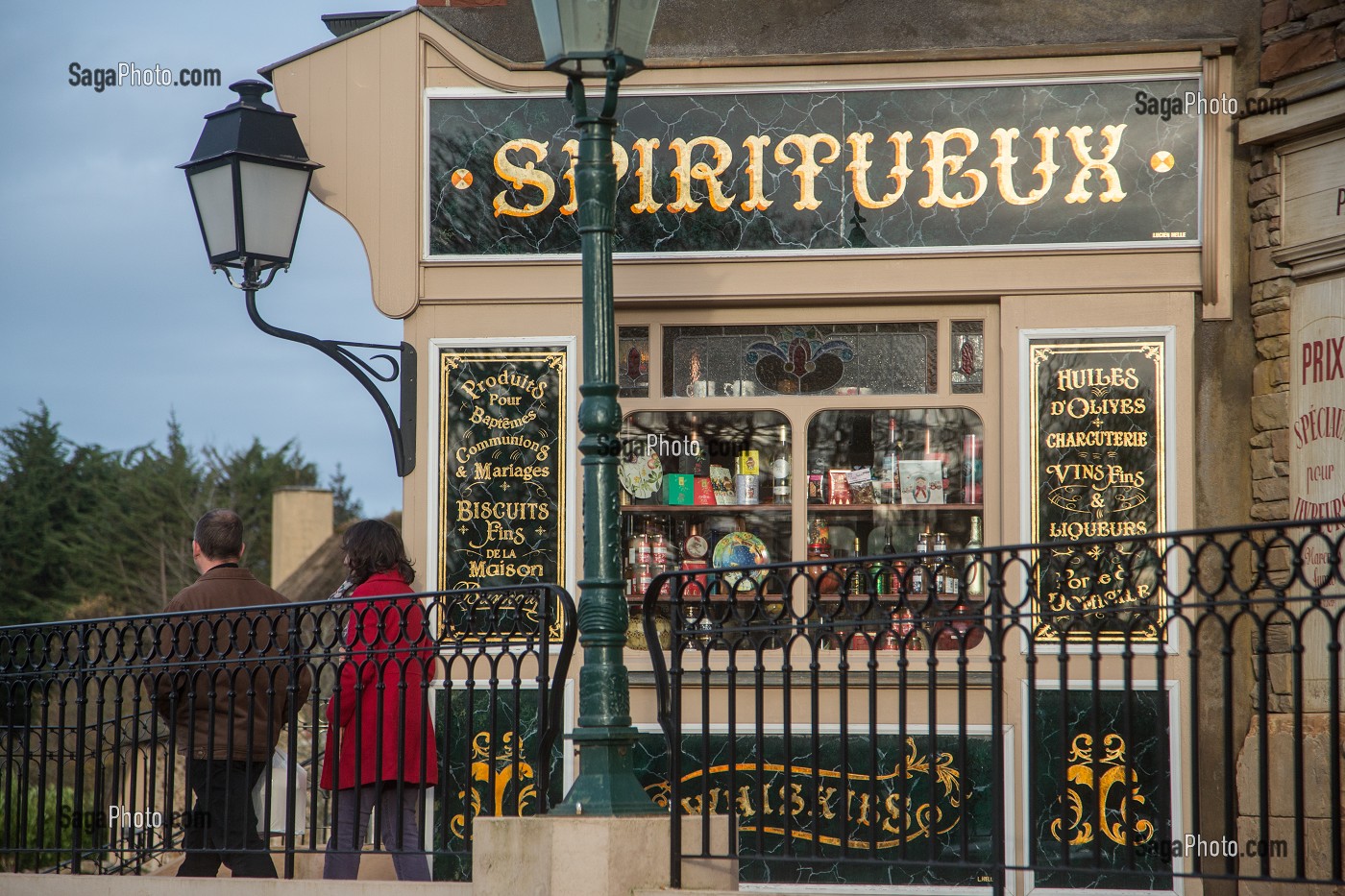 EPICERIE, DECOR DE RUE A L'ANCIENNE AVEC DES FACADES DE BOUTIQUES DE L'EPOQUE D'AVANT-GUERRE, MAISON DU BISCUIT, SORTOSVILLE-EN-BEAUMONT, MANCHE (50), FRANCE 
