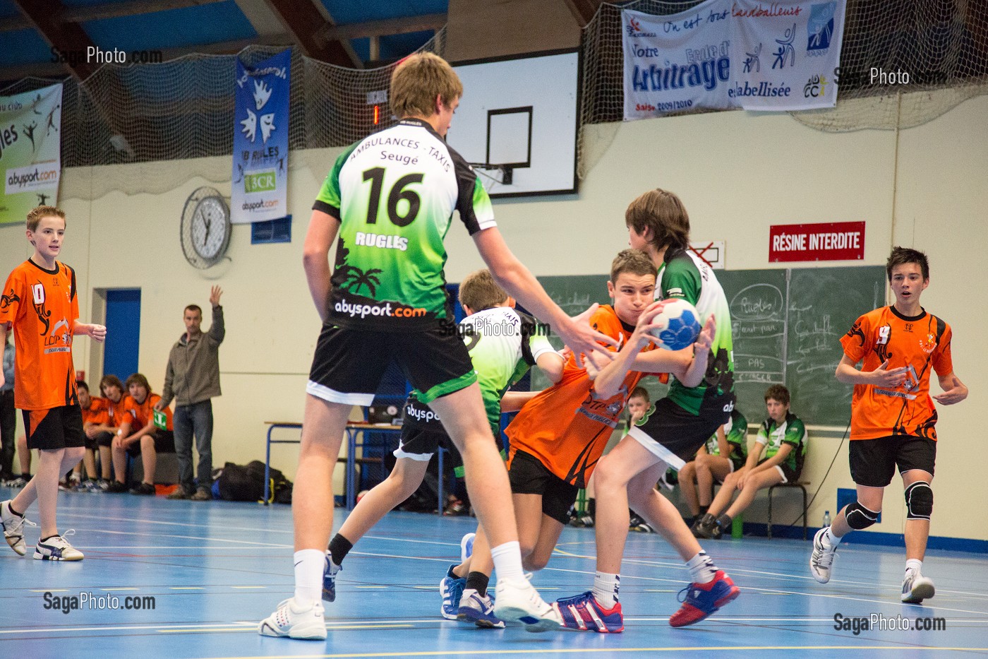 MATCH DE HANDBALL POUR LES JEUNES CADETS, GYMNASE DE RUGLES, EURE (27), FRANCE 