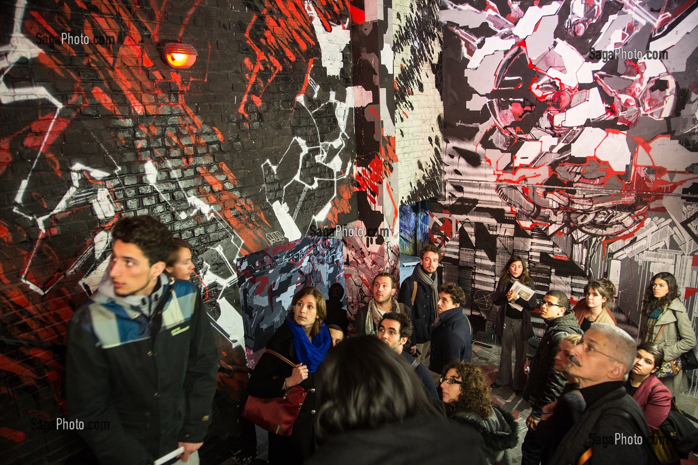 VISITE DES ETUDIANTS EN ARCHITECTURE DE L'EXPOSITION INTITULEE DANS LES ENTRAILLES DU PALAIS SECRET, OEUVRE DE LEK, SOWAT ET DEM 189, PALAIS DE TOKYO, CENTRE D'ART CONTEMPORAIN CREE EN 2002, PARIS 16 EME, FRANCE 