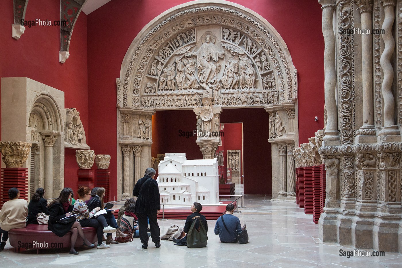 ETUDIANTS EN ARCHITECTURE DANS LA GALERIE DES MOULAGES AU MUSEE DE LA CITE DE L'ARCHITECTURE ET DU PATRIMOINE, PALAIS DE CHAILLOT, PLACE DU TROCADERO, PARIS 16 EME, FRANCE 