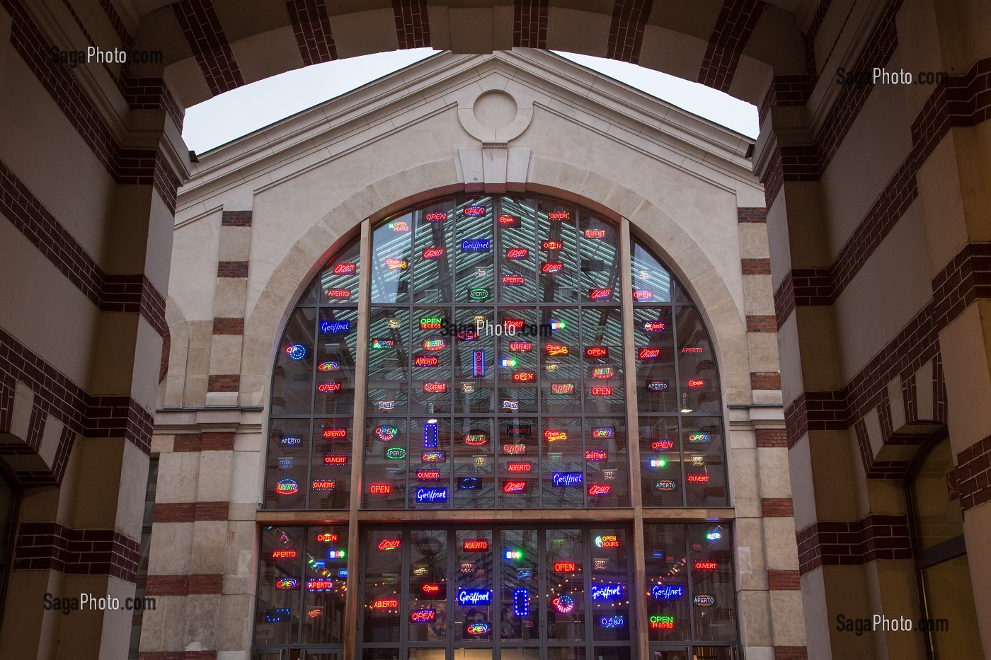 ENTREE PRINCIPALE DU CENTQUATRE (104), ETABLISSEMENT CULTUREL ET ARTISTIQUE DE LA VILLE DE PARIS INSTALLE DANS L'ANCIEN BATIMENT DU SERVICE MUNICIPAL DES POMPES FUNEBRES, RUE CURIAL, PARIS 19EME, FRANCE 