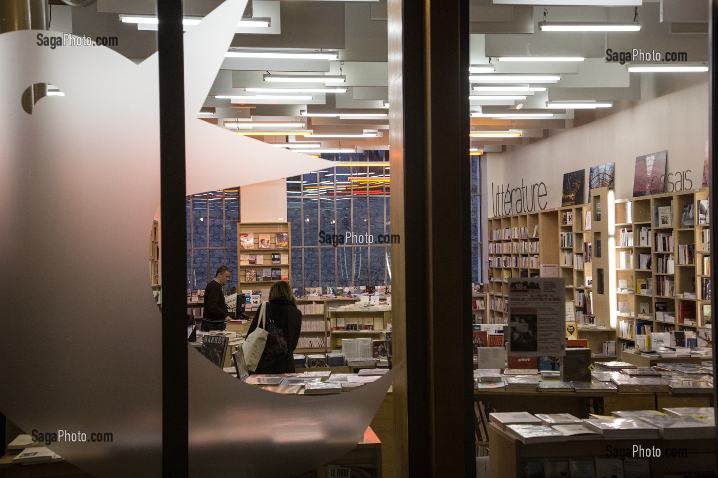 LIBRAIRIE DU CENTQUATRE (104), ETABLISSEMENT CULTUREL ET ARTISTIQUE DE LA VILLE DE PARIS INSTALLE DANS L'ANCIEN BATIMENT DU SERVICE MUNICIPAL DES POMPES FUNEBRES, RUE CURIAL, PARIS 19EME, FRANCE 