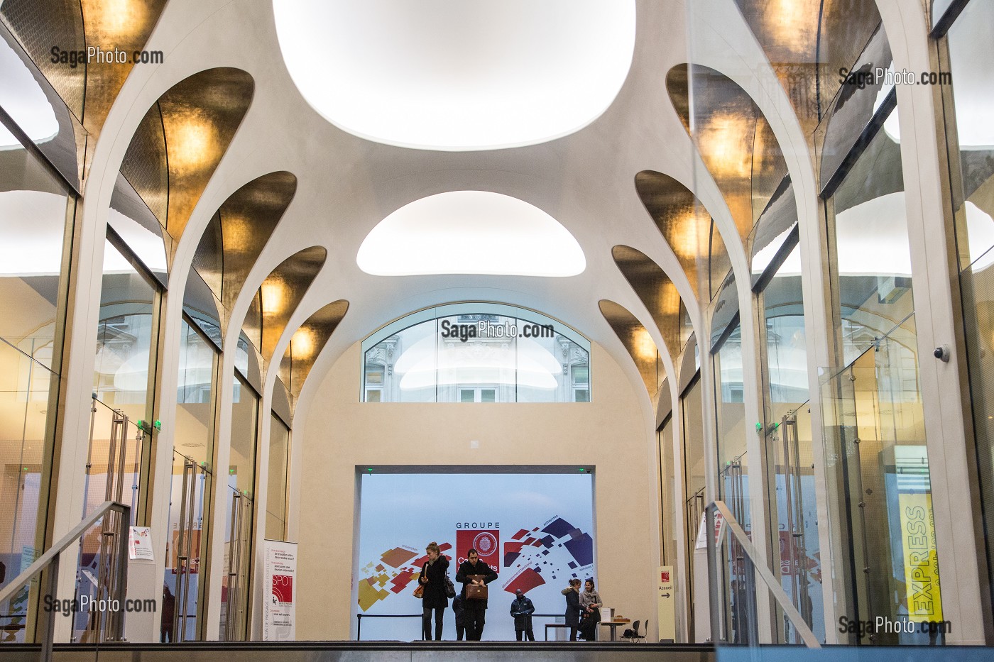 ENTREE PRINCIPALE DU SIEGE PARISIEN DE LA CAISSE DES DEPOTS ET CONSIGNATIONS, PASSAGE VOUTE REALISE PAR L'ARCHITECTE CHIAMBARETTA, RUE DE LILLE, PARIS (75), FRANCE 