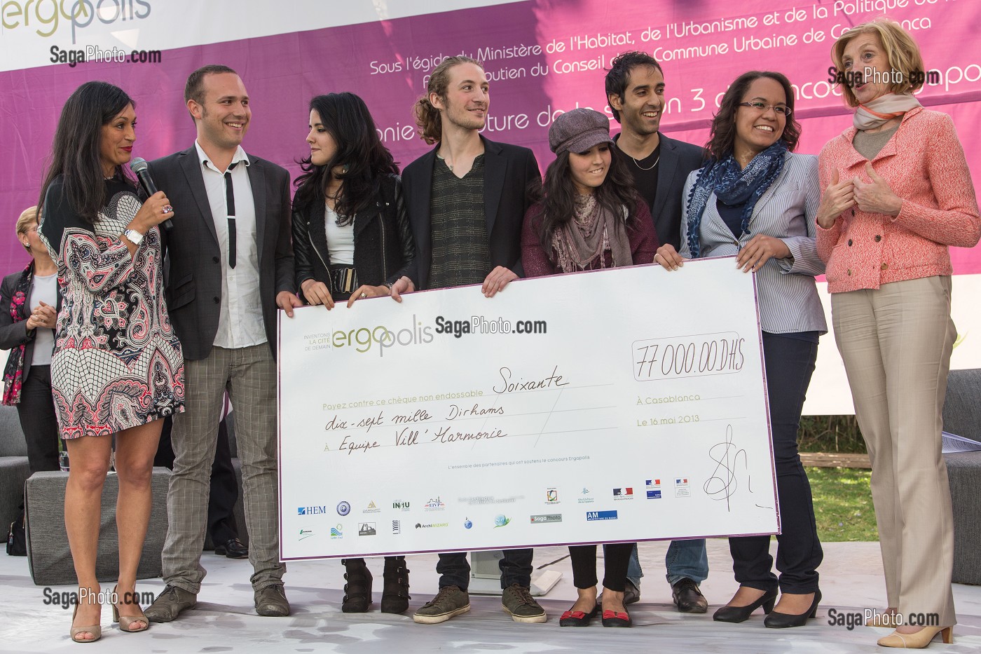 NICOLE BRICQ (DROITE), MINISTRE DU COMMERCE EXTERIEUR AVEC LES ETUDIANTS DE L'EQUIPE VILL'HARMONIE, LAUREATS DU CONCOURS ERGAPOLIS, ET ESTELLE FORGET (GAUCHE), FONDATRICE D'ERGAPOLIS, CASABLANCA, 16 MAI 2013 