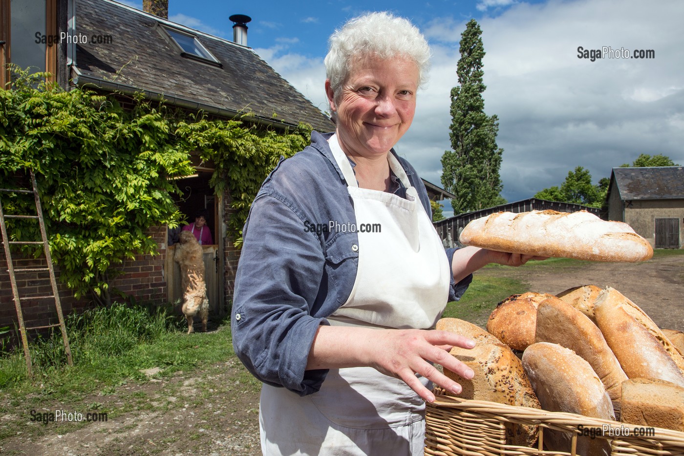 BLANDINE ZOUTARD DEVANT SA BOULANGERIE DE PAIN BIO DE LA FERME DE SAINT-MAMERT, BUIS-SOUS-DANVILLE, EURE (27), FRANCE 