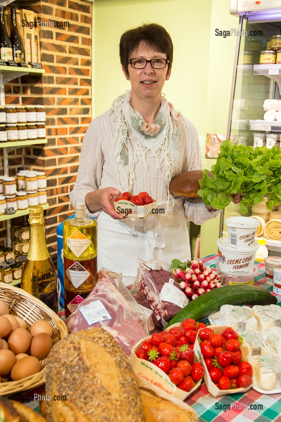 NATHALIE DE WEVER, COMMERCANTE, DANS SON MAGASIN LOCAVORE 'GOUT ET TRADITION', PRESENTANT DES PRODUITS DU TERROIR LOCAL ET REGIONAL, RUGLES, EURE (27), FRANCE 