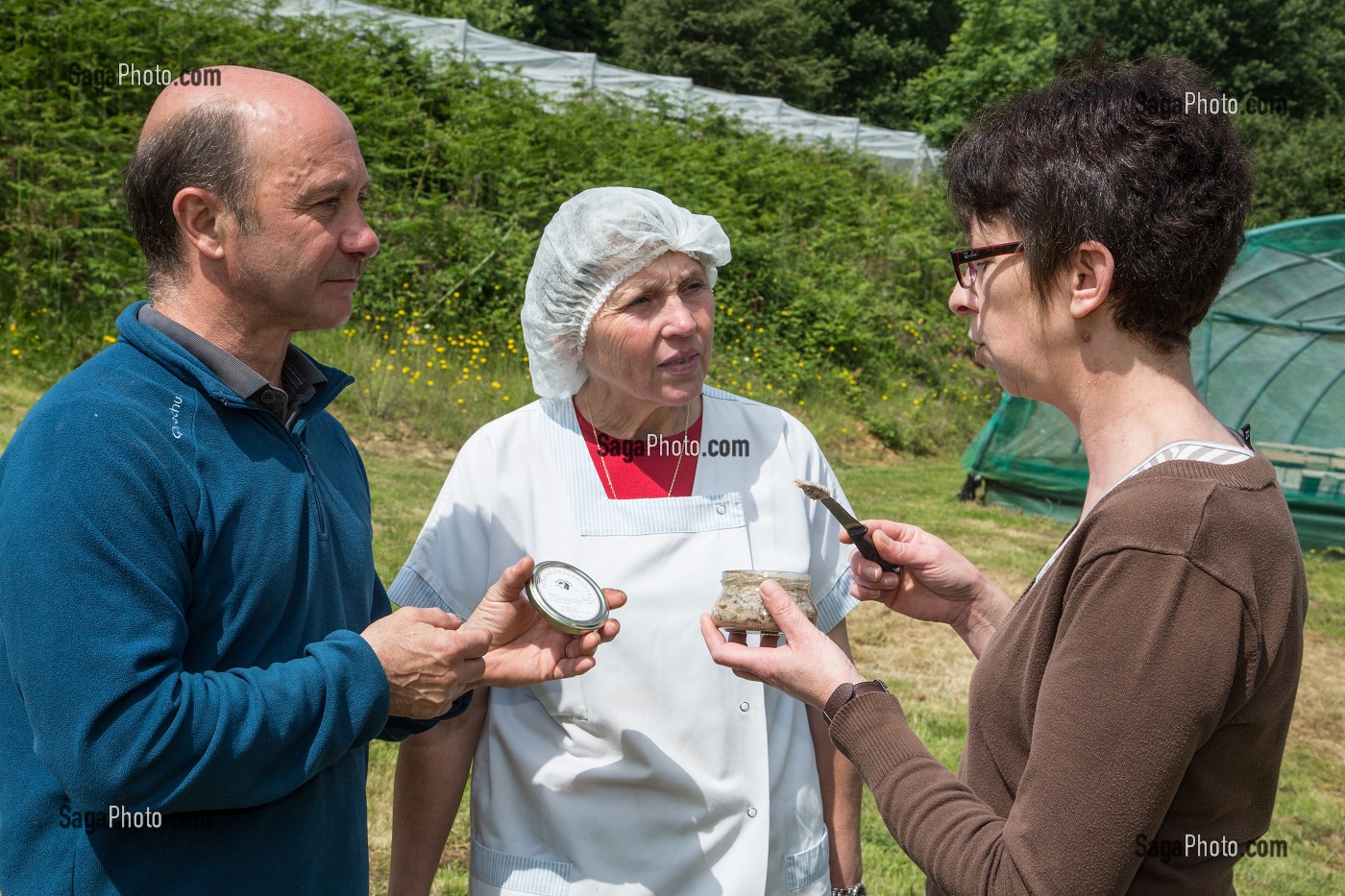 NATHALIE DE WEVER, COMMERCANTE ET ADHERENTE DU MOUVEMENT LOCAVORE, EN COMPAGNIE D'ALAIN ET CHRISTINE MARTY, ELEVEURS D'ESCARGOTS GROS-GRIS (HELIX ASPERSA MAXIMA), ELEVAGE DE L' ESCARGOTIERE, CHAUMONT, ORNE (61), FRANCE 