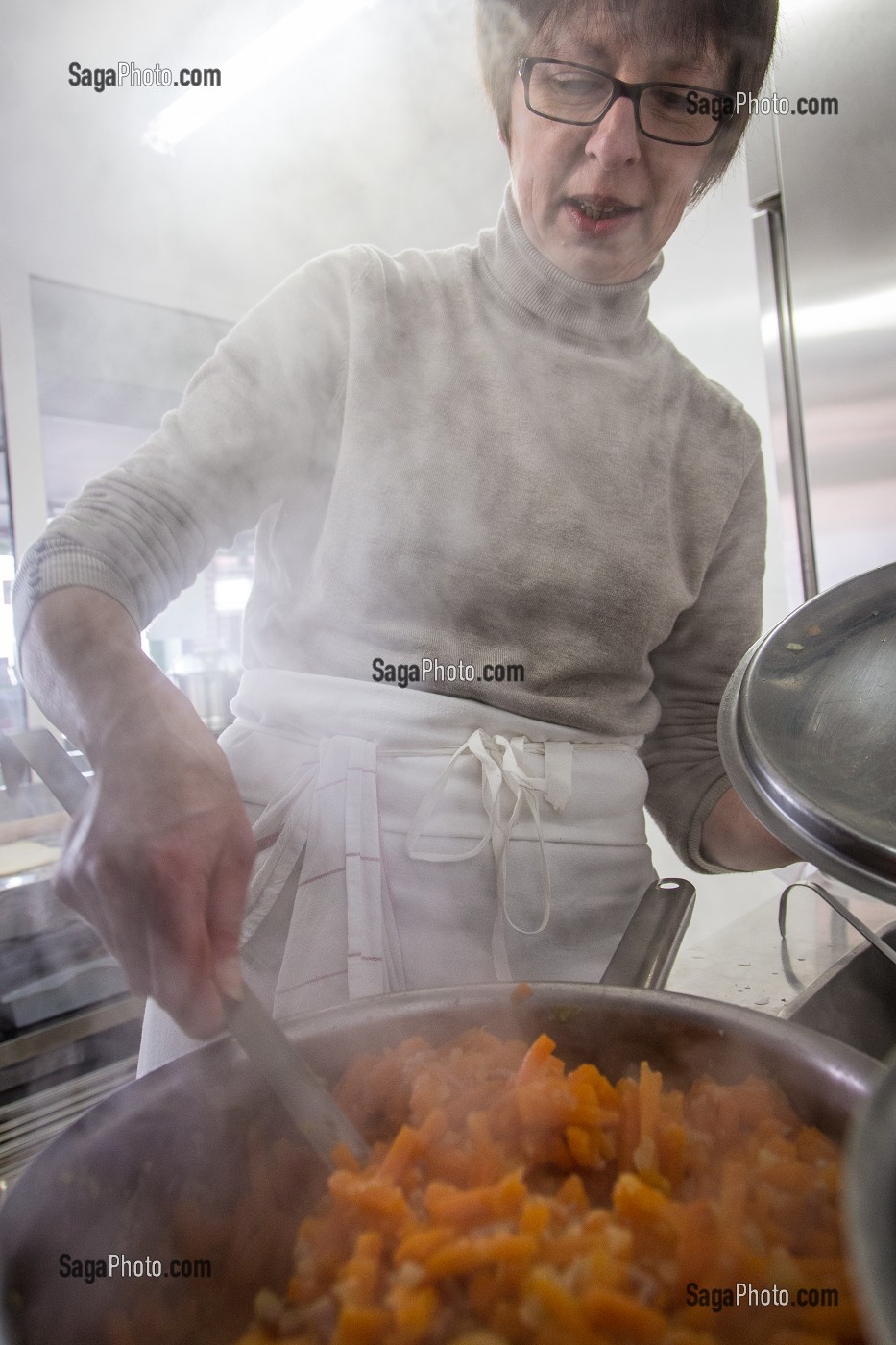 PREPARATION DE PLATS CUISINES PAR NATHALIE DE WEVER, DANS SON LABORATOIRE, MAGASIN LOCAVORE 'GOUT ET TRADITION', DISTRIBUANT DES PRODUITS DU TERROIR LOCAL ET REGIONAL, RUGLES, EURE (27), FRANCE 