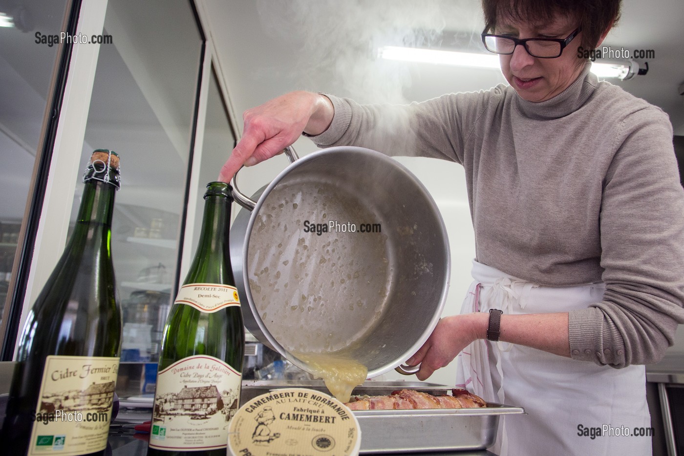 PREPARATION DE PLATS CUISINES PAR NATHALIE DE WEVER, DANS SON LABORATOIRE, MAGASIN LOCAVORE 'GOUT ET TRADITION', DISTRIBUANT DES PRODUITS DU TERROIR LOCAL ET REGIONAL, RUGLES, EURE (27), FRANCE 
