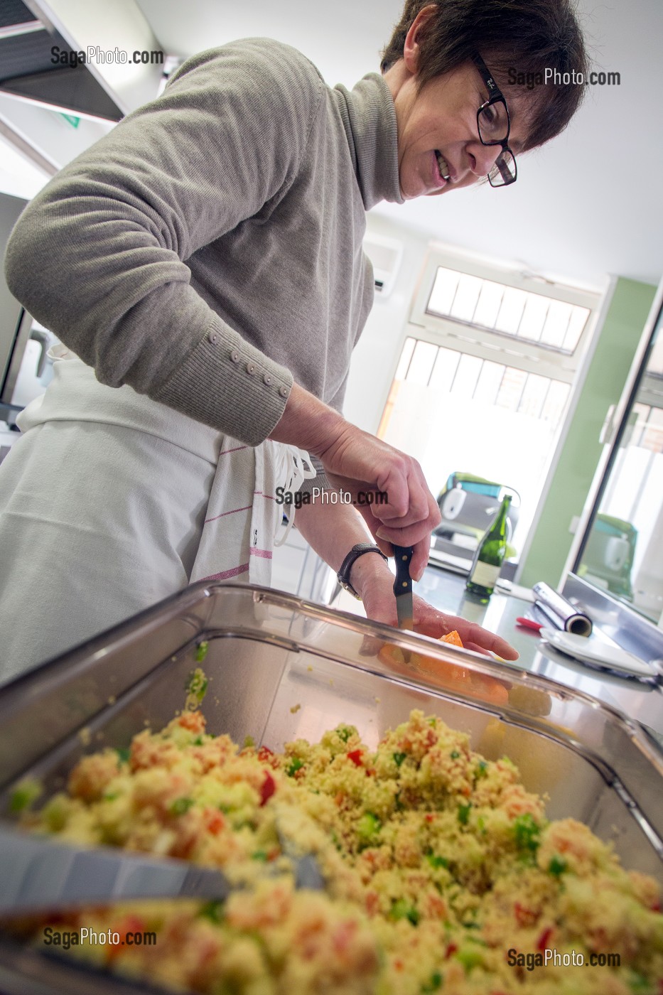 PREPARATION DE PLATS CUISINES PAR NATHALIE DE WEVER, DANS SON LABORATOIRE, MAGASIN LOCAVORE 'GOUT ET TRADITION', DISTRIBUANT DES PRODUITS DU TERROIR LOCAL ET REGIONAL, RUGLES, EURE (27), FRANCE 