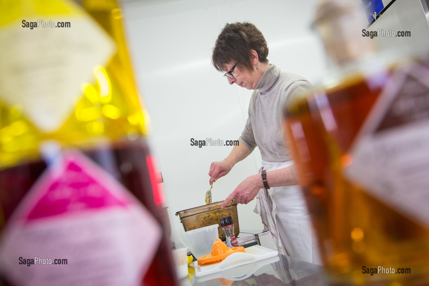 PREPARATION DE PLATS CUISINES PAR NATHALIE DE WEVER, DANS SON LABORATOIRE, MAGASIN LOCAVORE 'GOUT ET TRADITION', DISTRIBUANT DES PRODUITS DU TERROIR LOCAL ET REGIONAL, RUGLES, EURE (27), FRANCE 