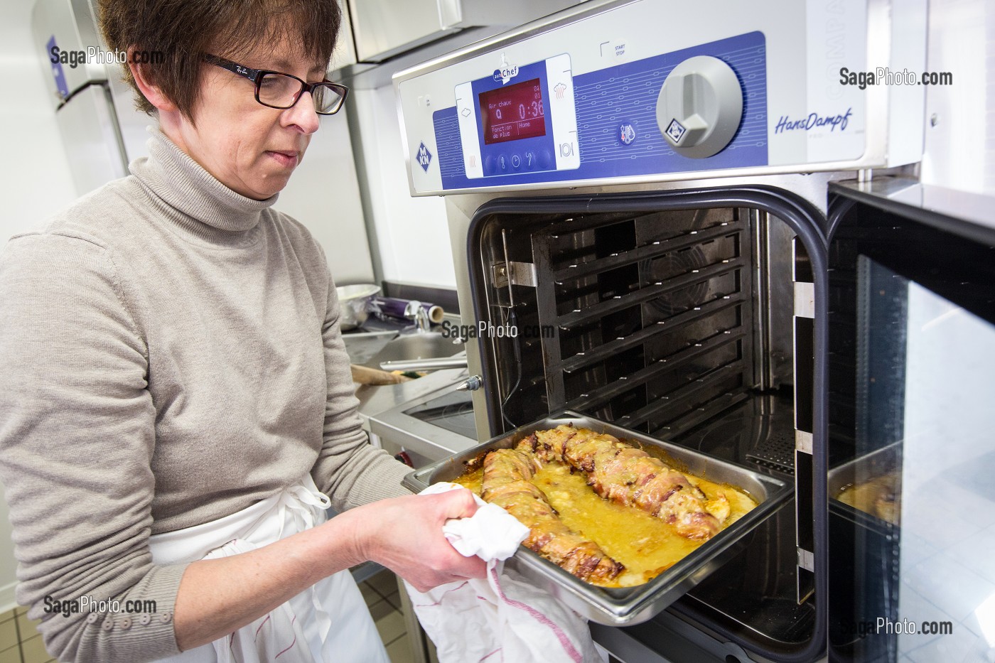 PREPARATION DE PLATS CUISINES PAR NATHALIE DE WEVER, DANS SON LABORATOIRE, MAGASIN LOCAVORE 'GOUT ET TRADITION', DISTRIBUANT DES PRODUITS DU TERROIR LOCAL ET REGIONAL, RUGLES, EURE (27), FRANCE 