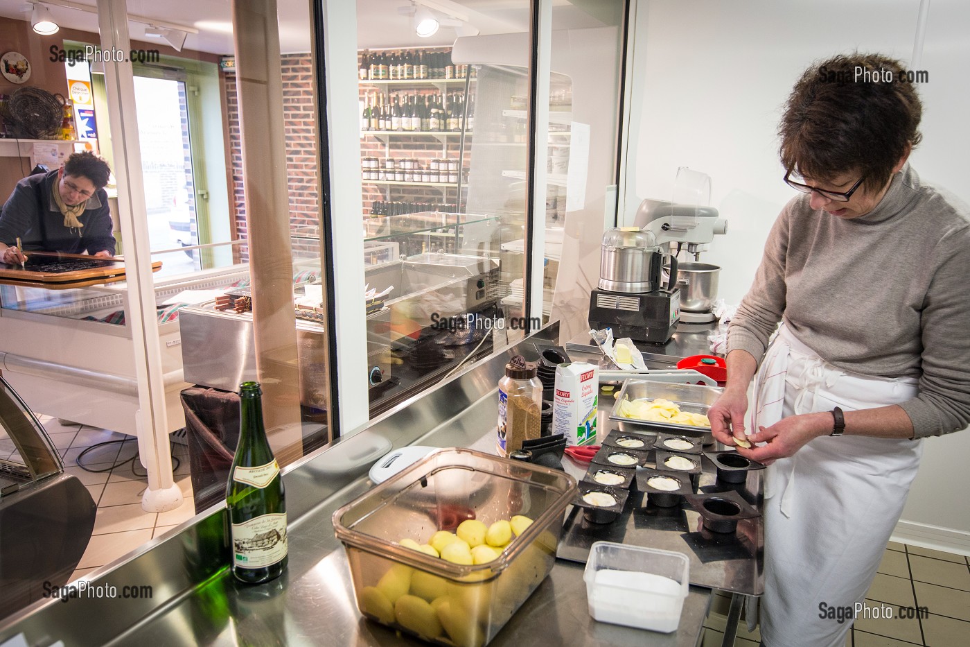 PREPARATION DE PLATS CUISINES PAR NATHALIE DE WEVER, DANS SON LABORATOIRE, MAGASIN LOCAVORE 'GOUT ET TRADITION', DISTRIBUANT DES PRODUITS DU TERROIR LOCAL ET REGIONAL, RUGLES, EURE (27), FRANCE 