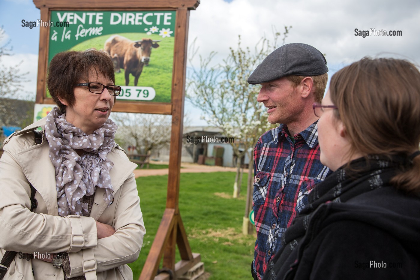 NATHALIE DE WEVER, COMMERCANTE ET ADHERENTE DU MOUVEMENT LOCAVORE, EN COMPAGNIE DES ELEVEURS FABIEN ET LAETITIA DUMONT, ELEVAGE DE BOVINS A VIANDE DE RACE LIMOUSINE, SAINT-AUBIN-LE-VERTUEUX, EURE (27), FRANCE 