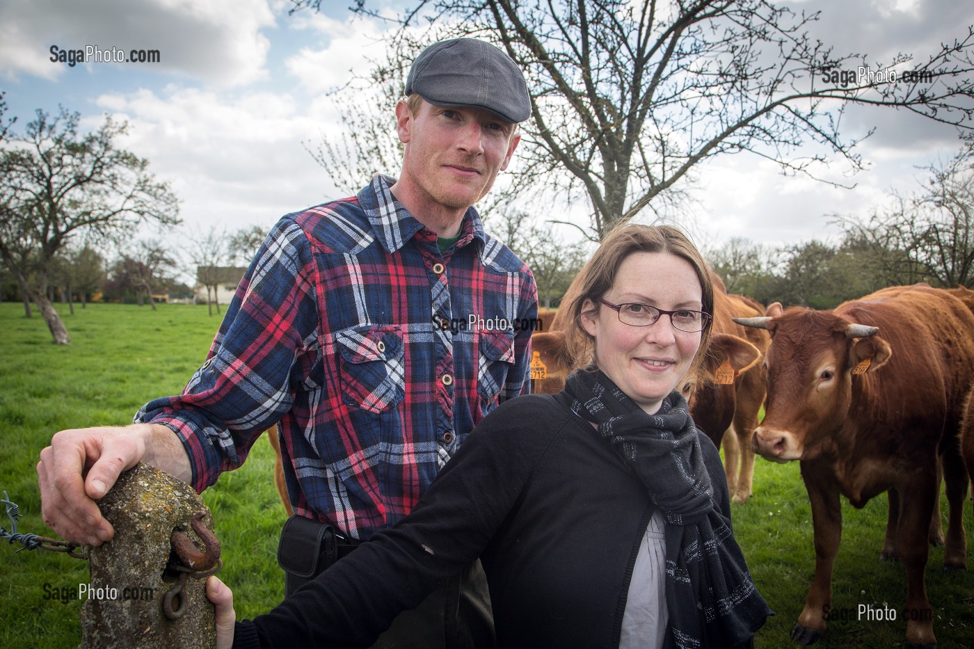PORTRAIT DES ELEVEURS FABIEN ET LAETITIA DUMONT, ELEVAGE DE BOVINS A VIANDE DE RACE LIMOUSINE, SAINT-AUBIN-LE-VERTUEUX, EURE (27), FRANCE 