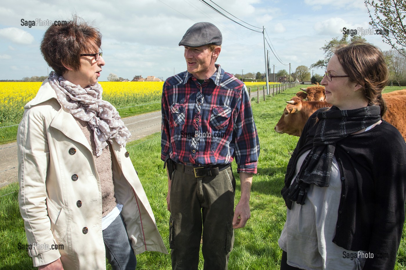 NATHALIE DE WEVER, COMMERCANTE ET ADHERENTE DU MOUVEMENT LOCAVORE, EN COMPAGNIE DES ELEVEURS FABIEN ET LAETITIA DUMONT, ELEVAGE DE BOVINS A VIANDE DE RACE LIMOUSINE, SAINT-AUBIN-LE-VERTUEUX, EURE (27), FRANCE 