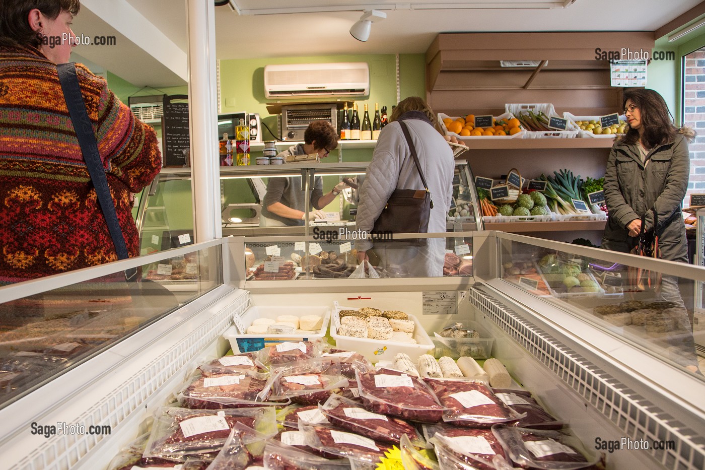 RAYON DE VIANDES REFRIGERE DU MAGASIN LOCAVORE 'GOUT ET TRADITION' DE NATHALIE DE WEVER, RUGLES, EURE (27), FRANCE 