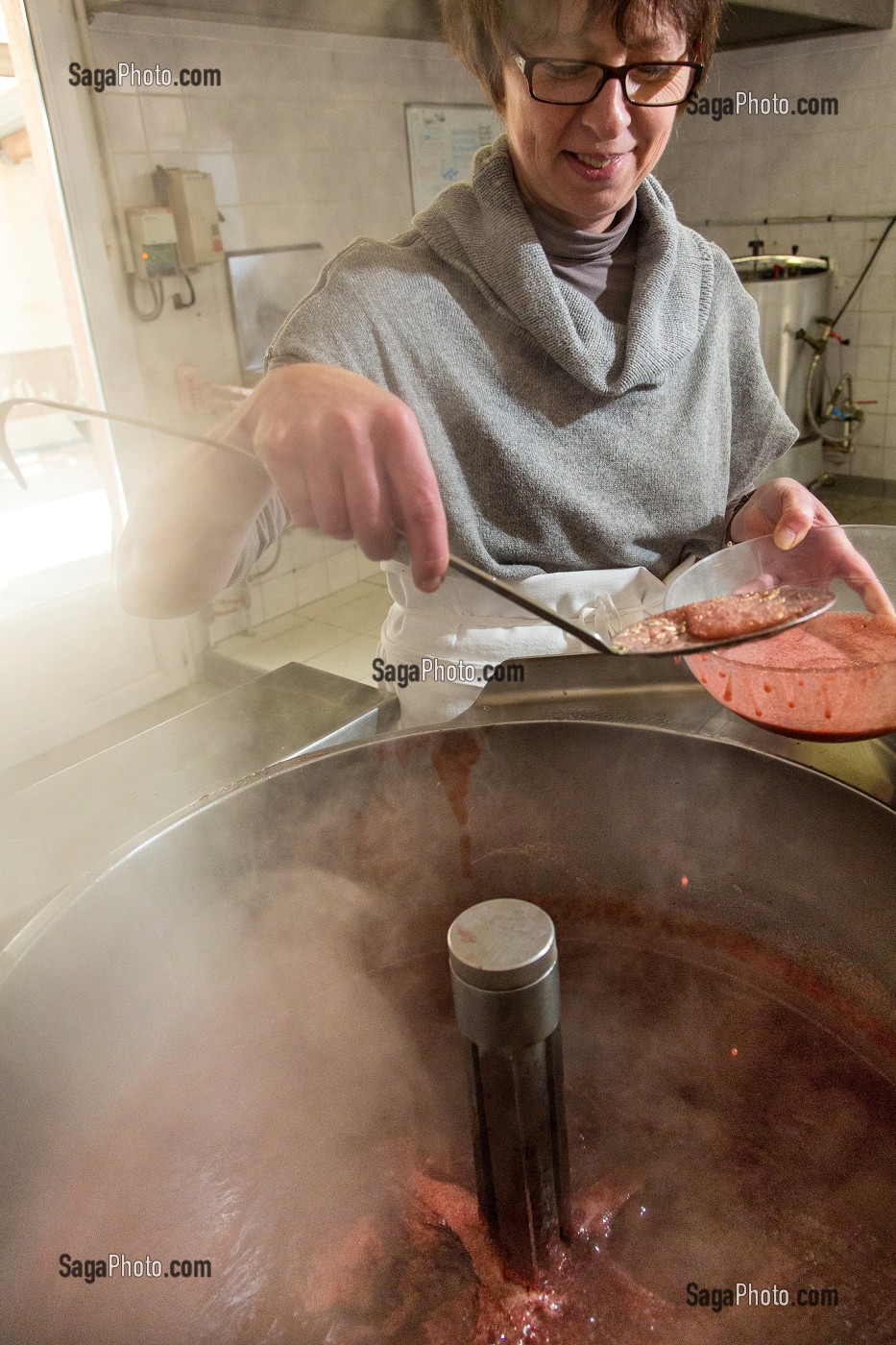 PREPARATION DES CONFITURES DE FRAISES PAR NATHALIE DE WEVER, COMMERCANTE ADHERENTE AU MOUVEMENT LOCAVORE, RUGLES, EURE (27), FRANCE 