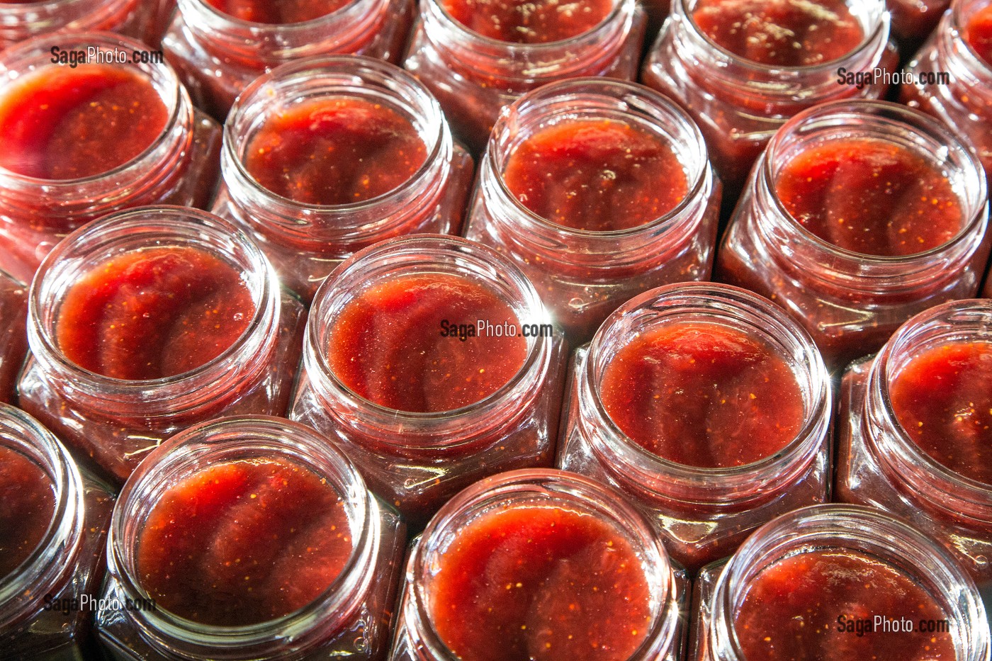 POTS DE CONFITURES DE FRAISES PREPARES PAR NATHALIE DE WEVER, COMMERCANTE ADHERENTE AU MOUVEMENT LOCAVORE, RUGLES, EURE (27), FRANCE 