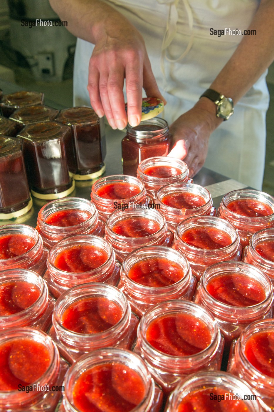 POTS DE CONFITURES DE FRAISES PREPARES PAR NATHALIE DE WEVER, COMMERCANTE ADHERENTE AU MOUVEMENT LOCAVORE, RUGLES, EURE (27), FRANCE 