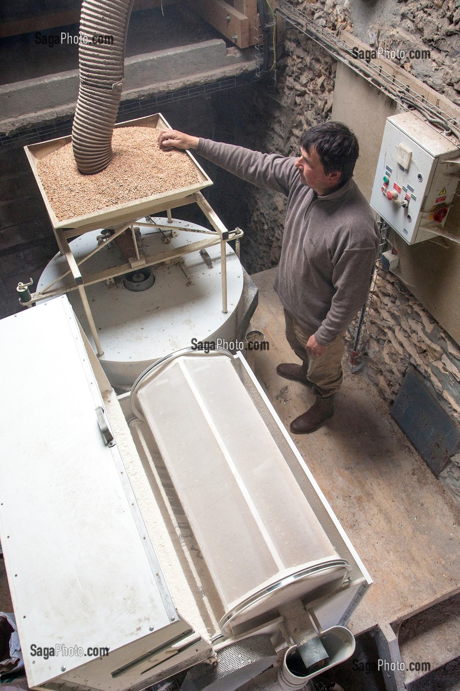 PASCAL ZOUTARD DANS SON MOULIN A FARINE TRADITIONNEL, FERME DE SAINT-MAMERT, BUIS-SOUS-DANVILLE, EURE (27), FRANCE 