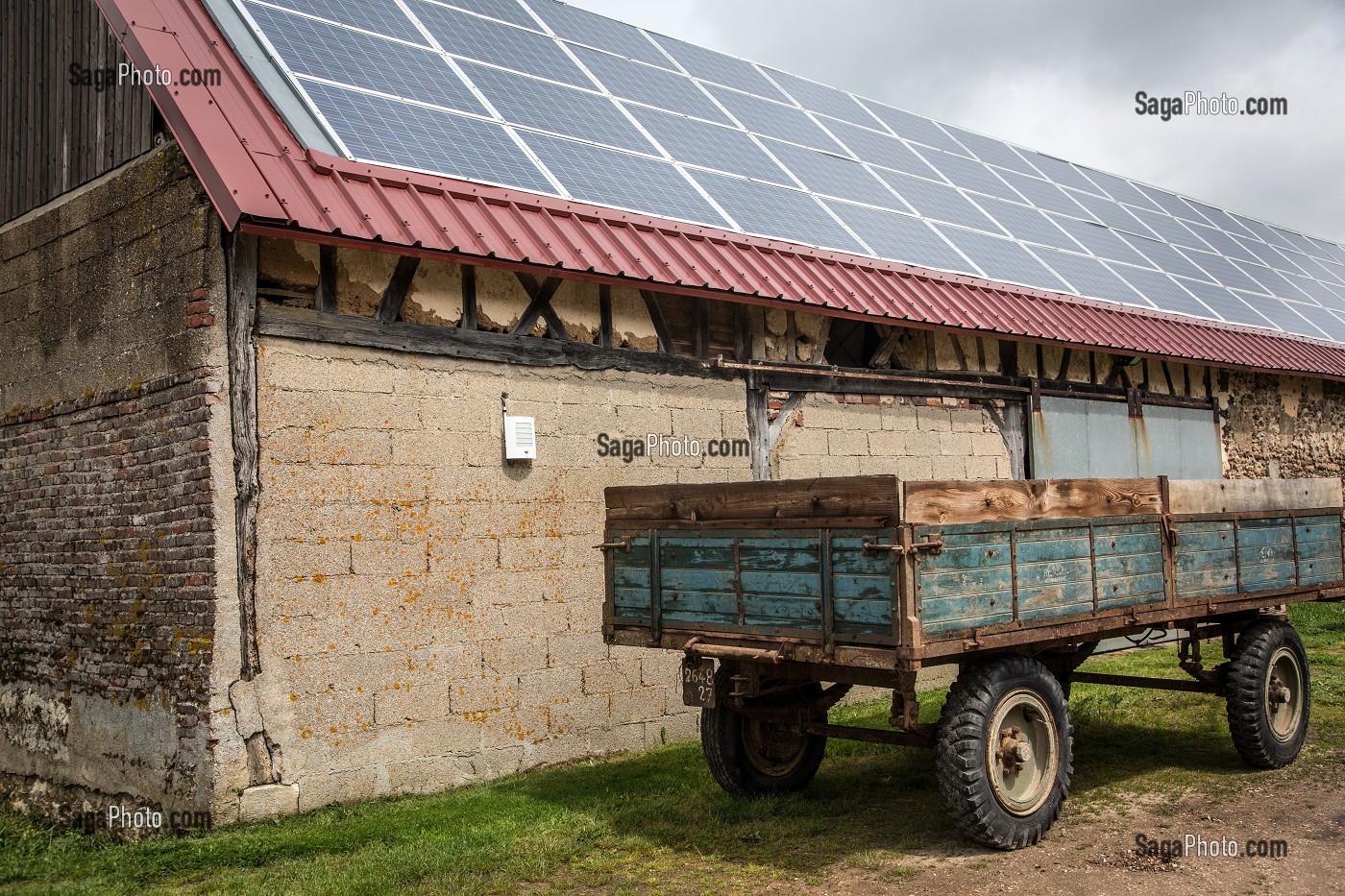 PANNEAUX SOLAIRES PHOTOVOLTAIQUES INSTALLES SUR LE TOIT DE LA FERME DE SAINT-MAMERT, BUIS-SOUS-DANVILLE, EURE (27), FRANCE 